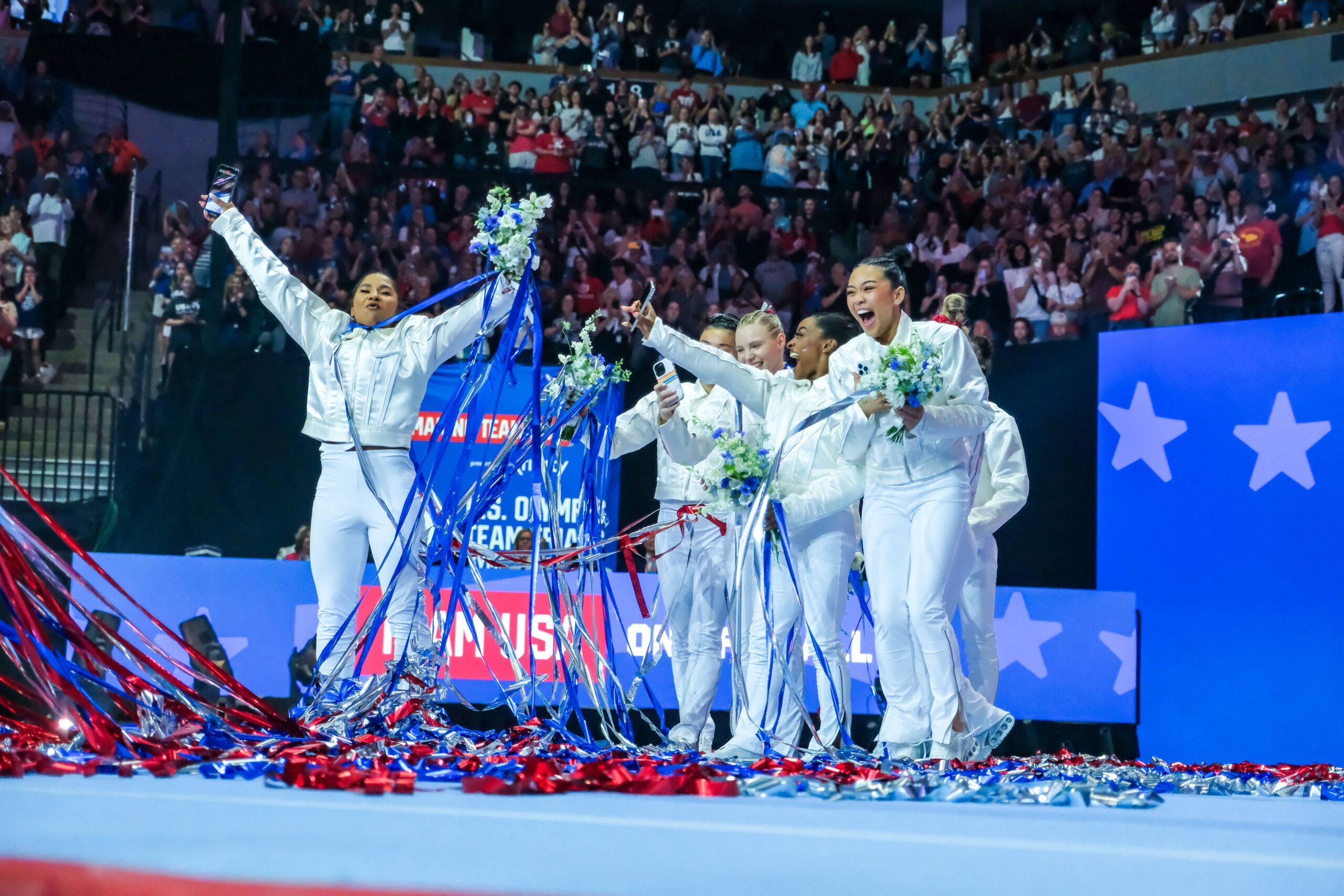 Simone Biles, Suni Lee, Jordan Chiles, Jade Carey e Hezly Rivera comemorando a integração da equipe dos EUA nas Olimpíadas de Paris em 2024