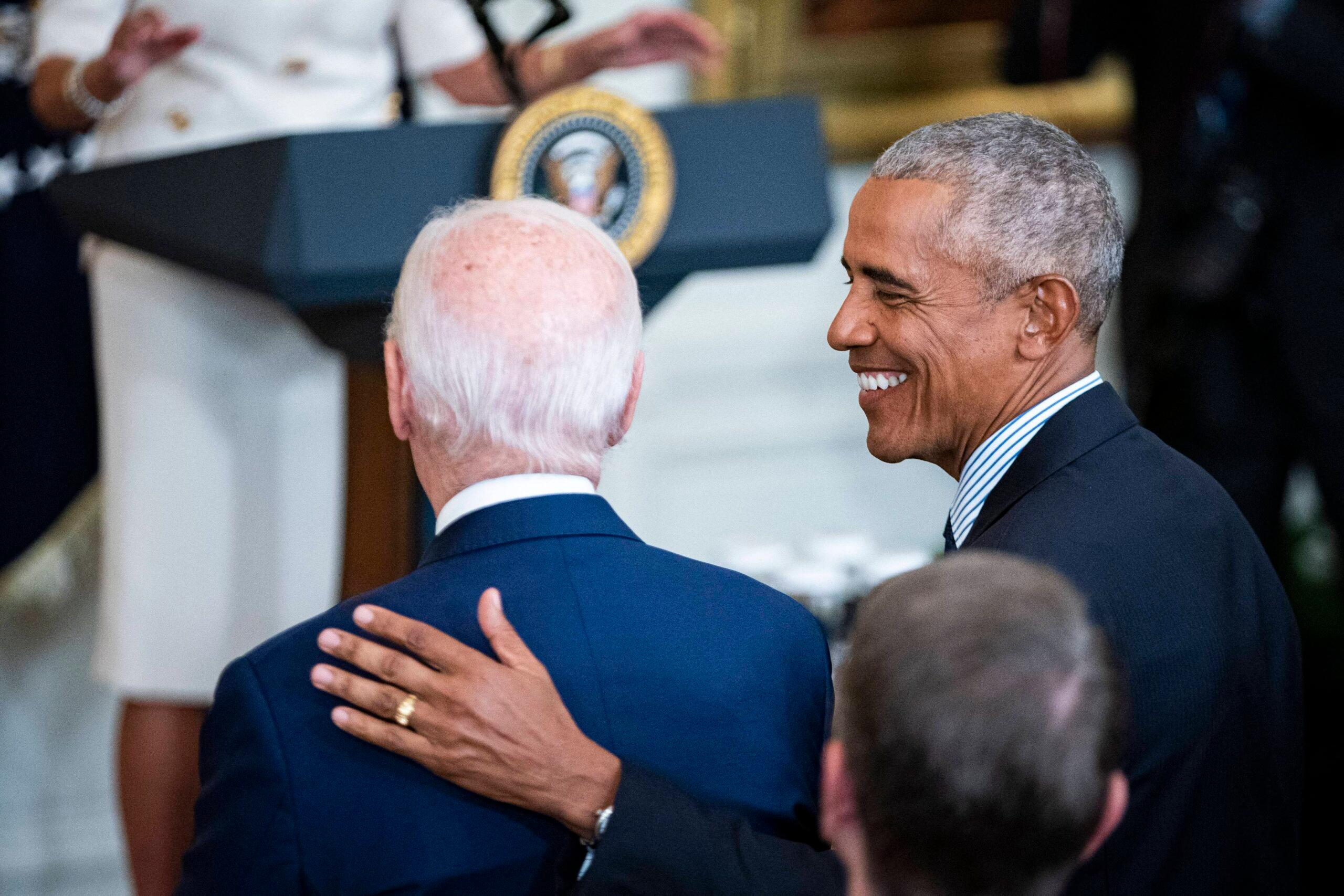 Barack Obama dando tapinhas nas costas de Joe Biden durante a revelação do retrato na Casa Branca