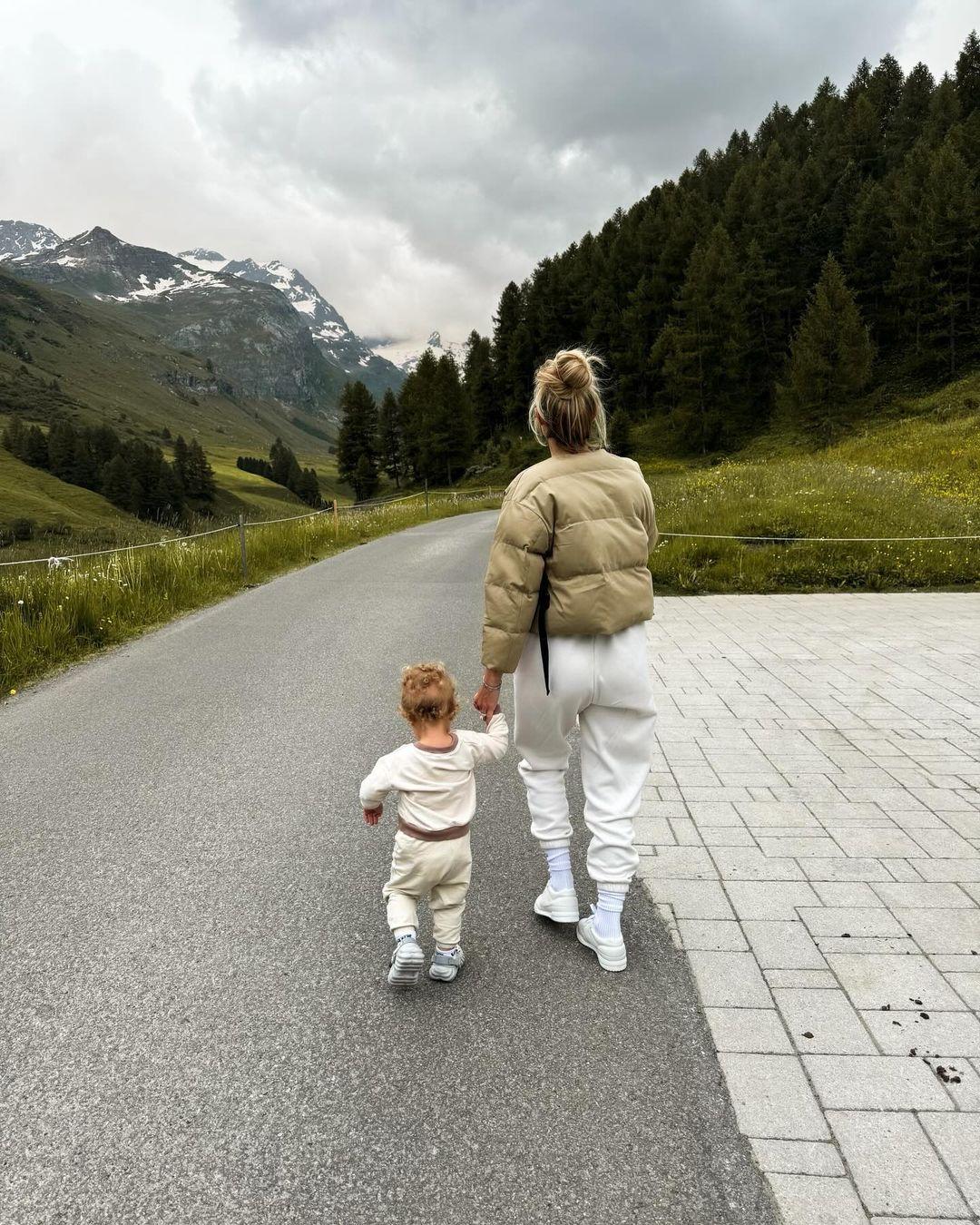 Brittany Mahomes segura a mão do filho na Suíça