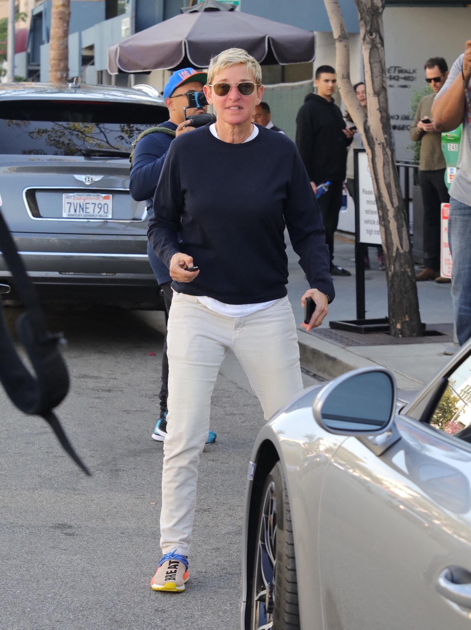 Ellen DeGeneres é vista após a trágica perda do pai e do lar