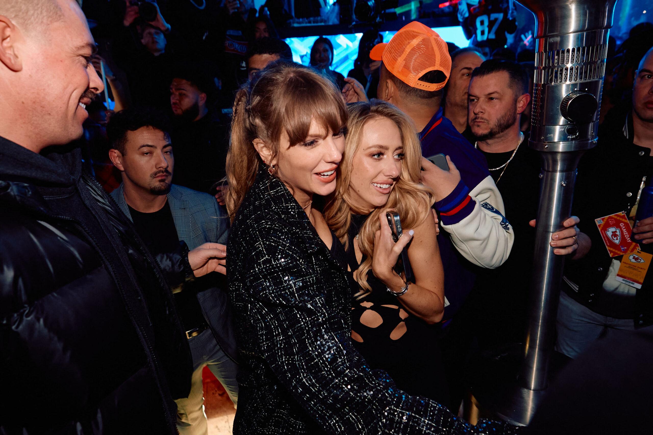 Taylor Swift e Brittany Mahomes se abraçando