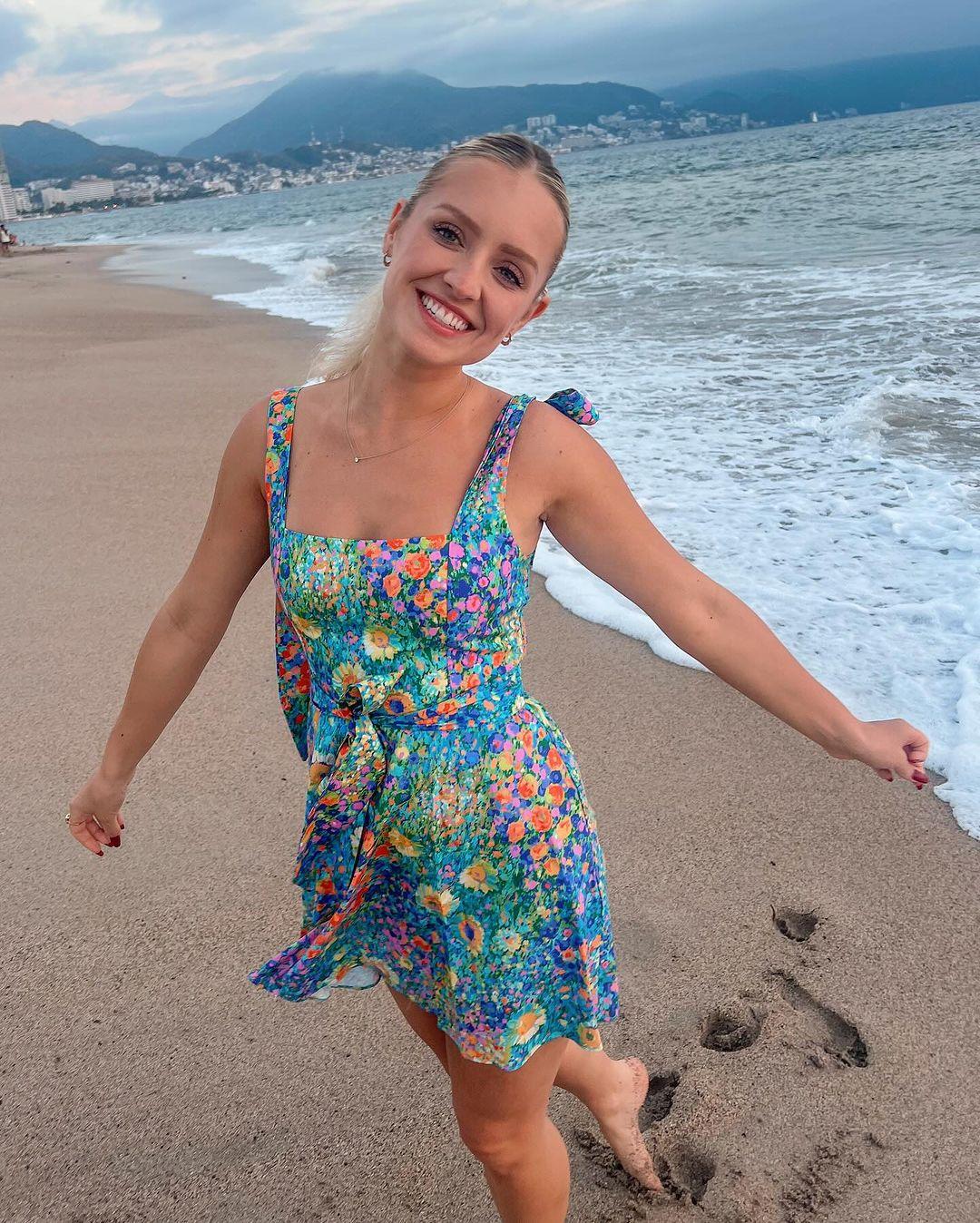 Daisy Kent em um vestido na praia