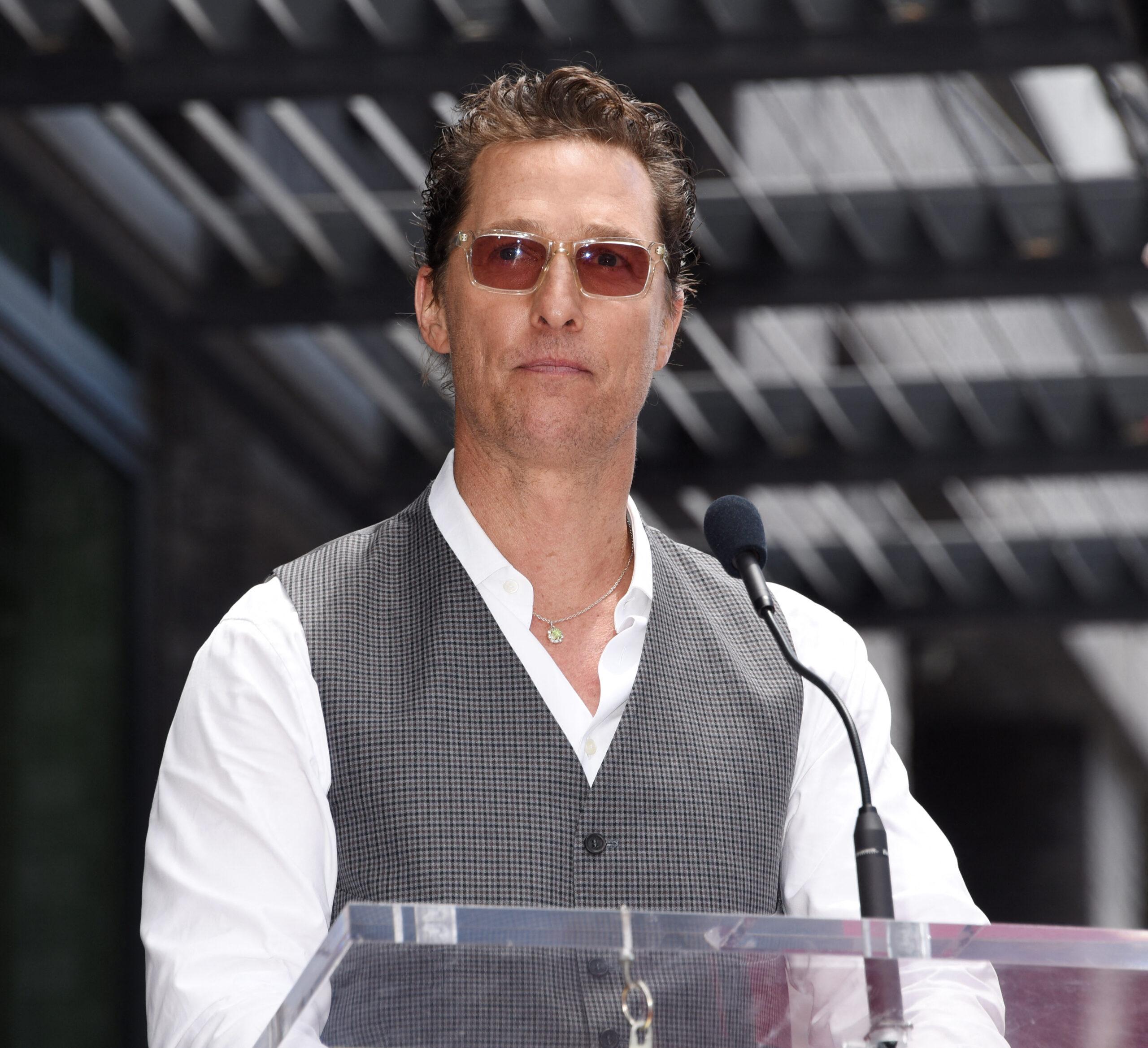 Matthew McConaughey participa da cerimônia da Calçada da Fama de Guy Fieri em Hollywood