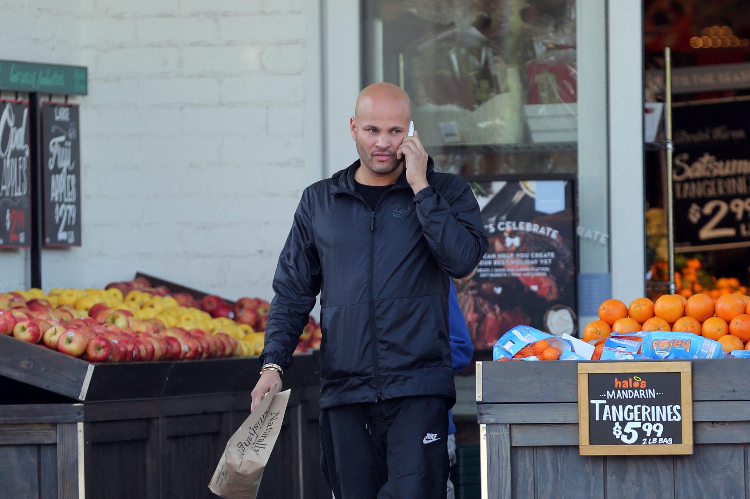 Stephen Belafonte visto almoçando em Bristol Farms