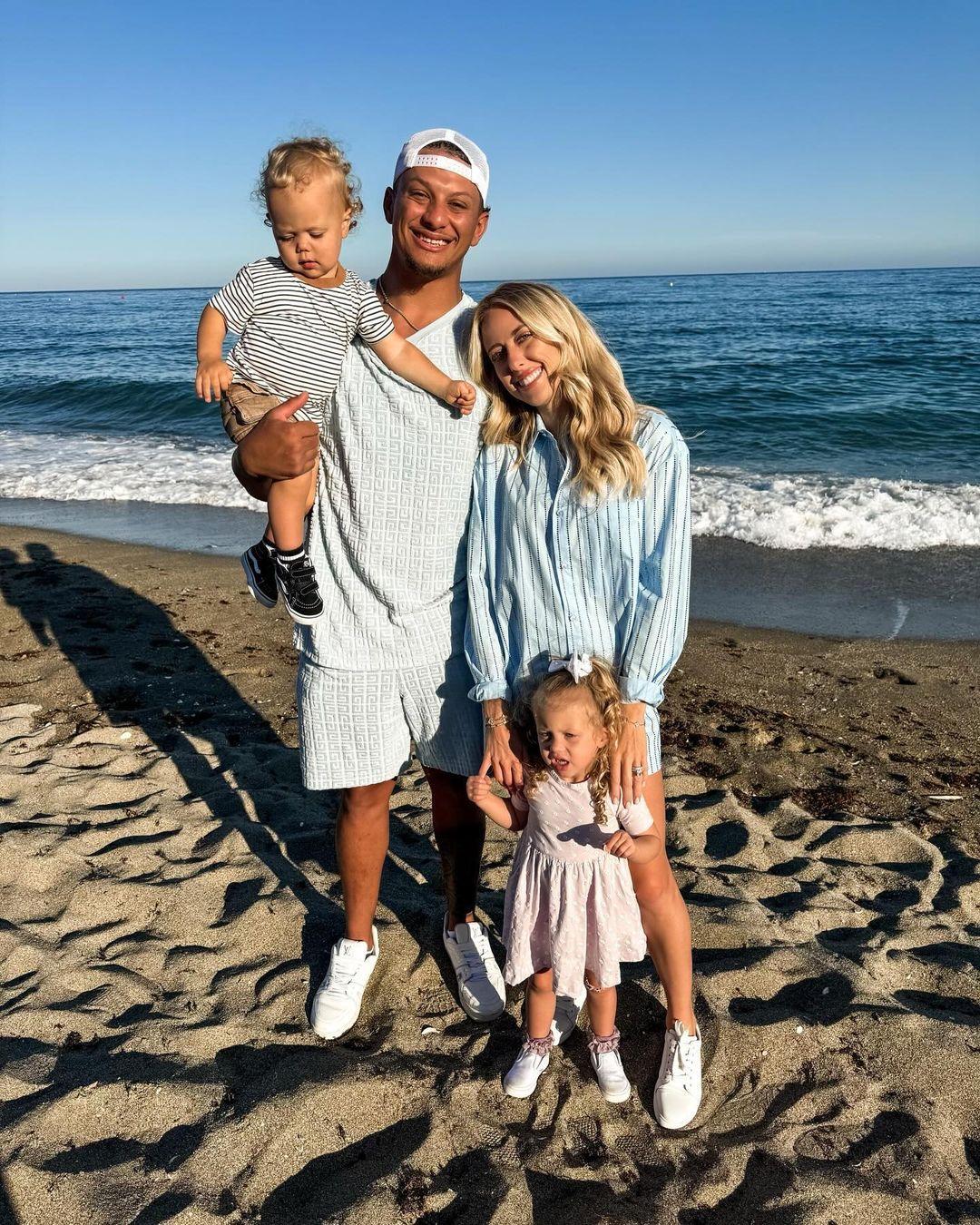 Brittany Mahomes e Patrick Mahomes com seus dois filhos na praia