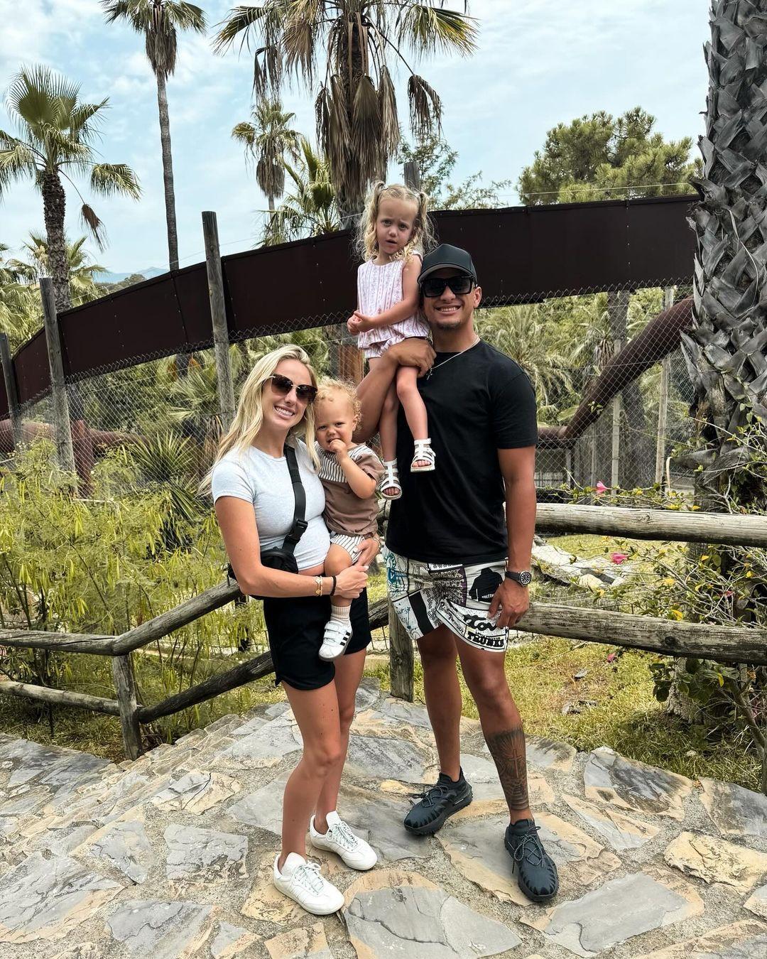 Brittany Mahomes e Patrick Mahomes com seus dois filhos