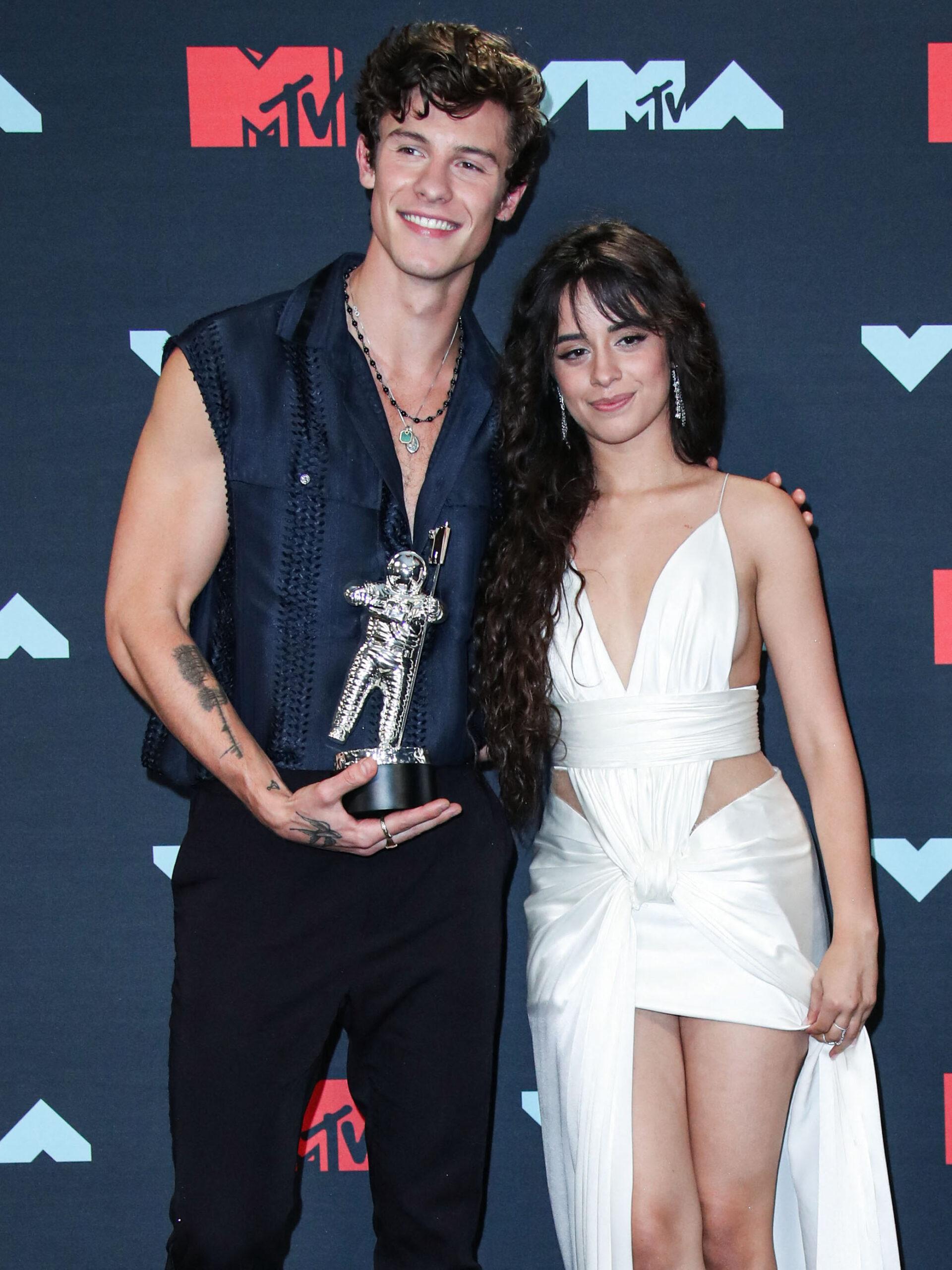 Camila Cabello e Shawn Mendes posam na sala de imprensa durante o MTV Video Music Awards 2019