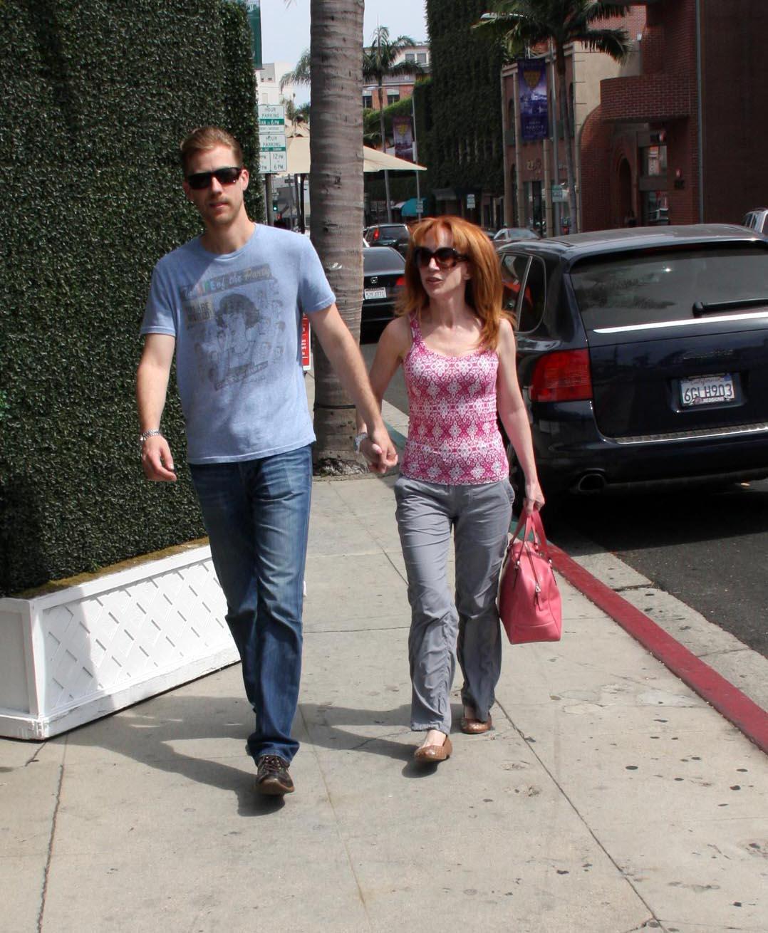 Kathy Griffin e Randy Bick desfrutam de um belo passeio em Beverly Hills