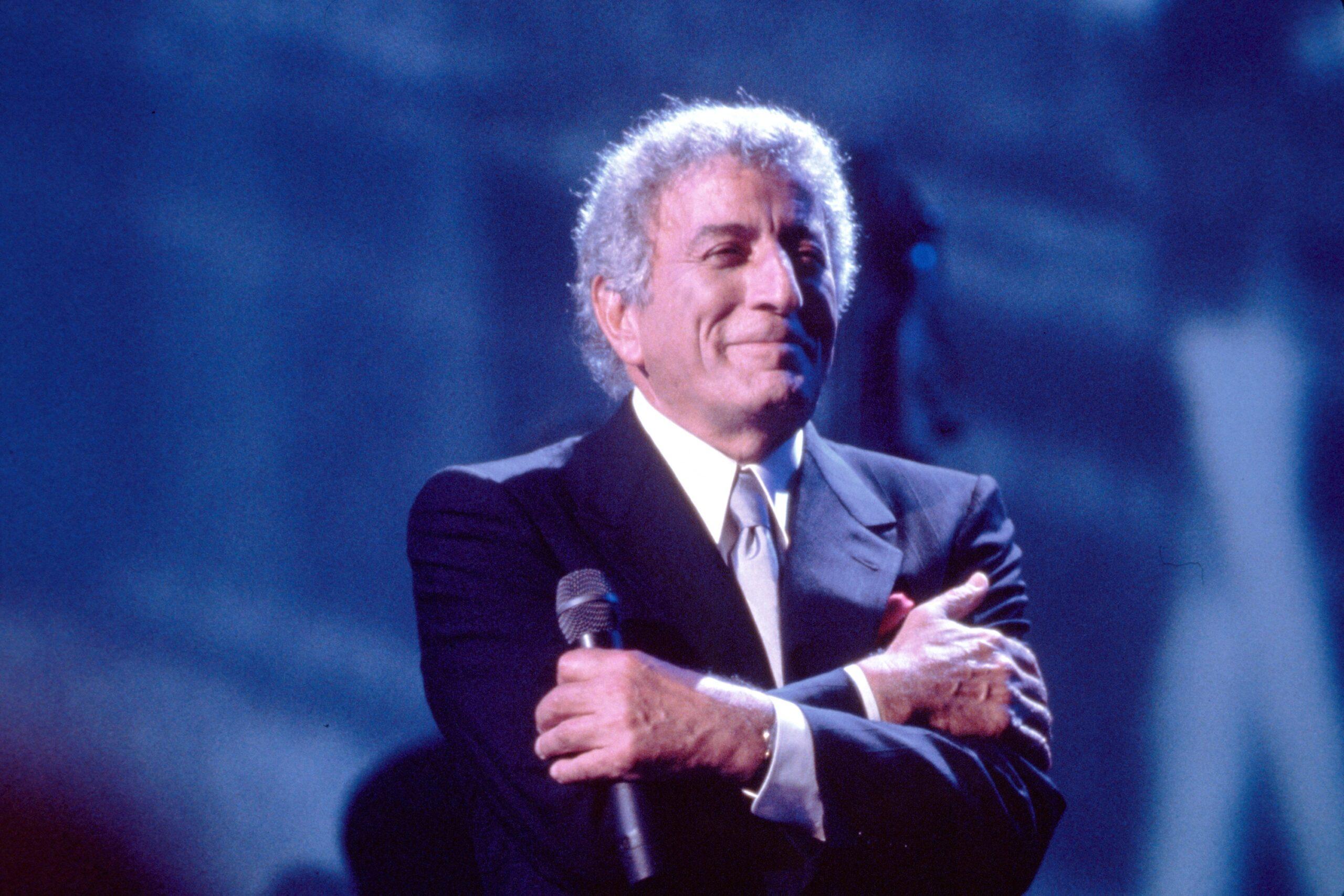 Tony Bennett pada tahun 1994 di atas panggung selama comeback -nya di Tribute Elvis