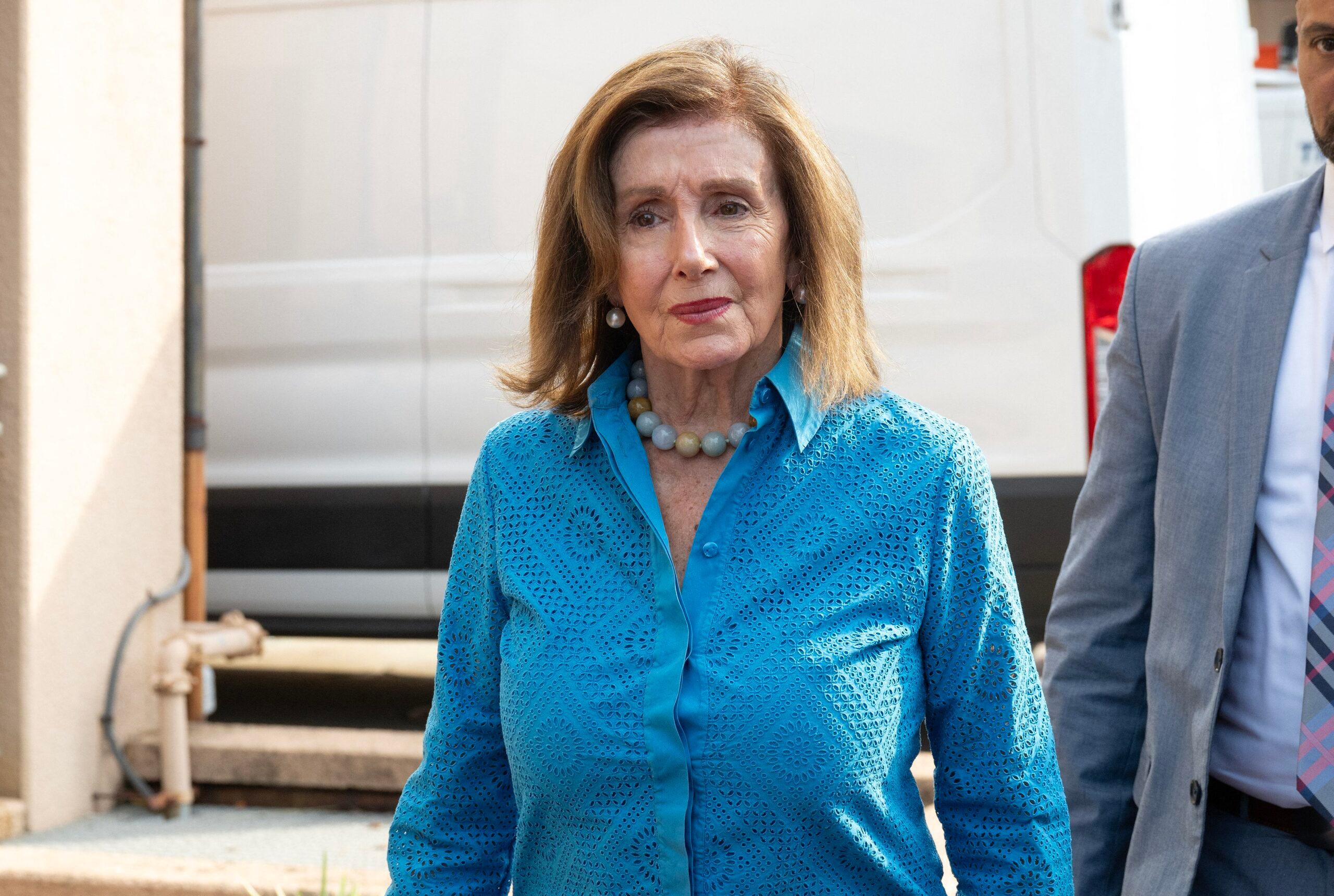 A democrata da Câmara dos EUA, Nancy Pelosi, vestindo uma camisa azul
