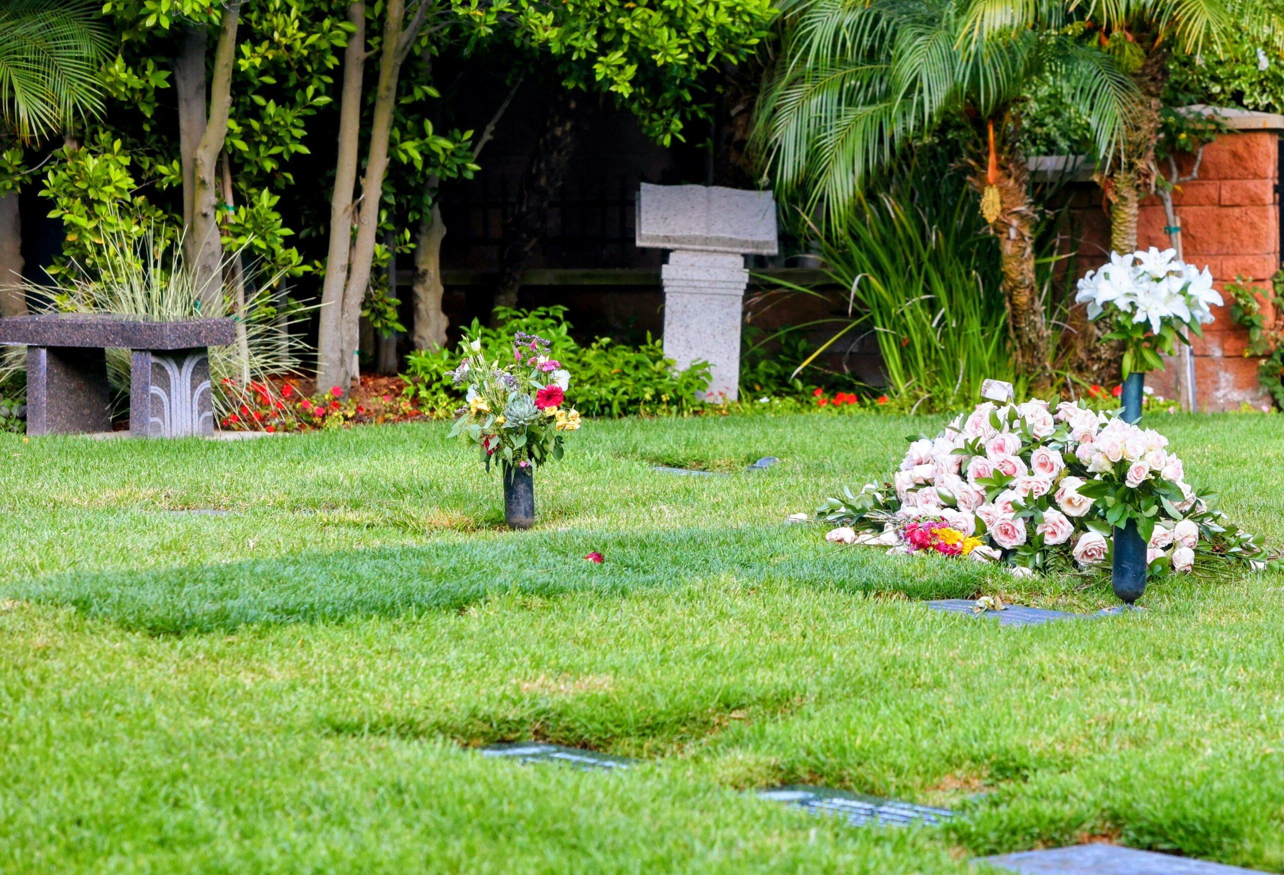 Flores colocadas no local de descanso final de Richard Simmons