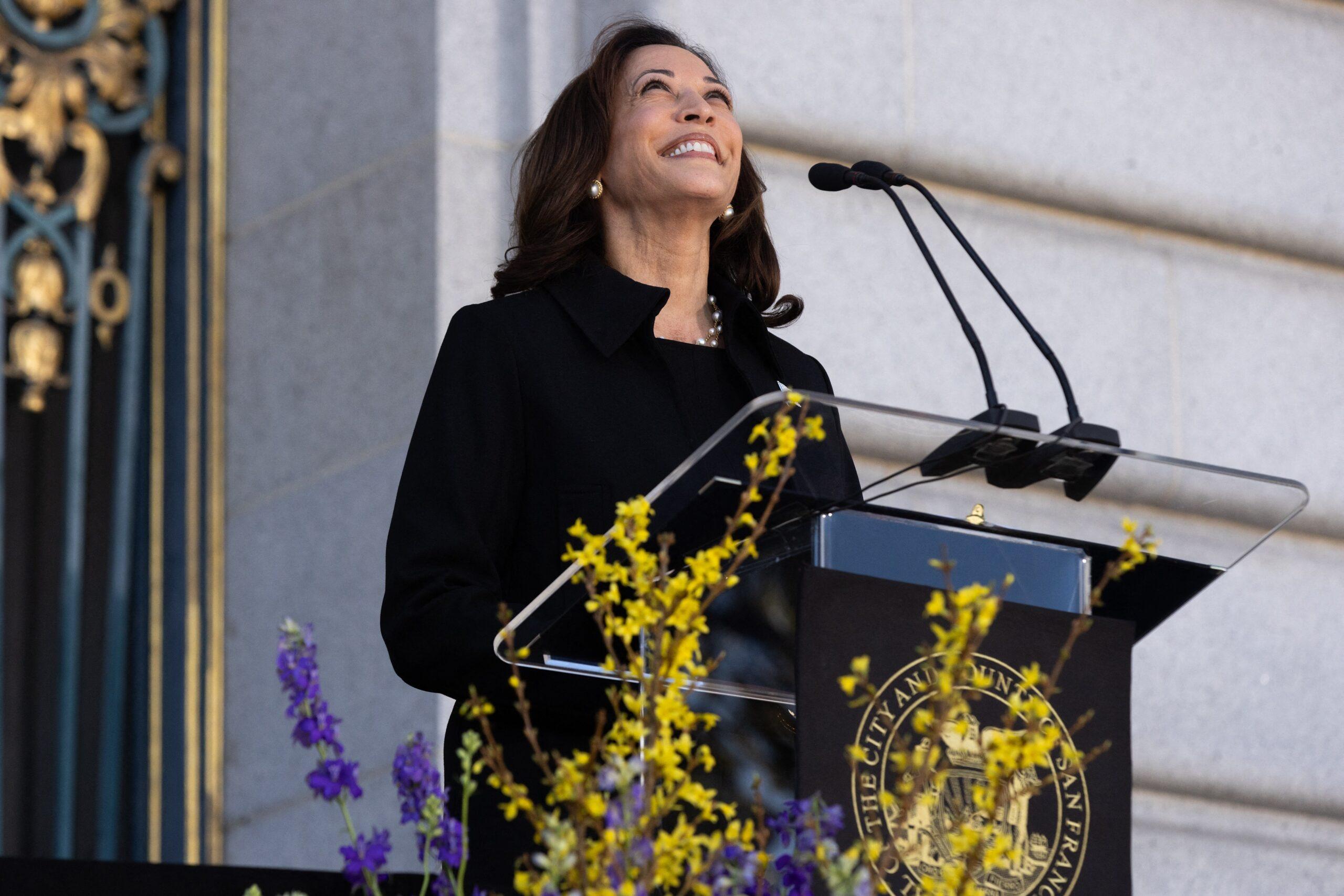 A vice-presidente Kamala Harris participa do serviço memorial da senadora Dianne Feinstein