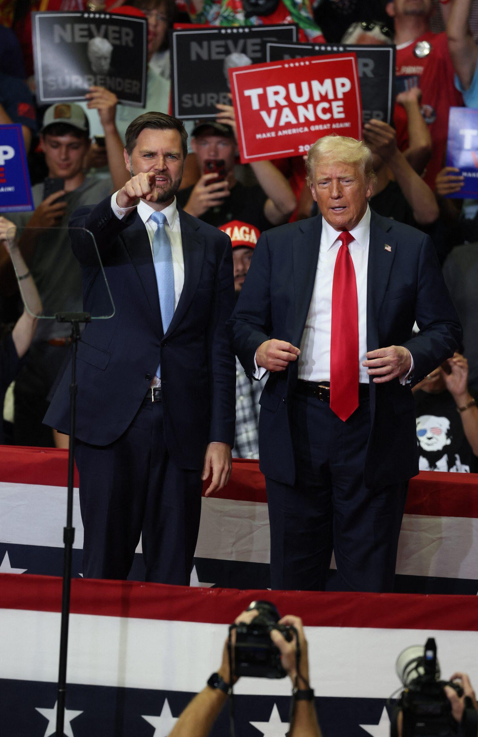 JD Vance e Donald Trump no comício de campanha de Donald Trump em Grand Rapids, Michigan