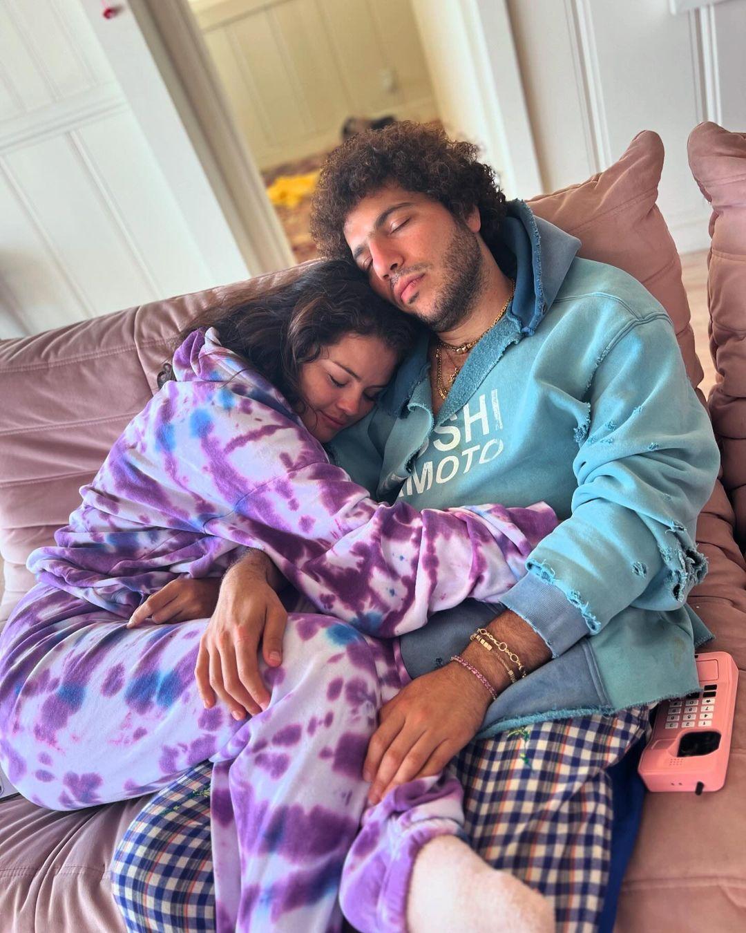 Selena Gomez and Benny Blanco hugs on the sofa