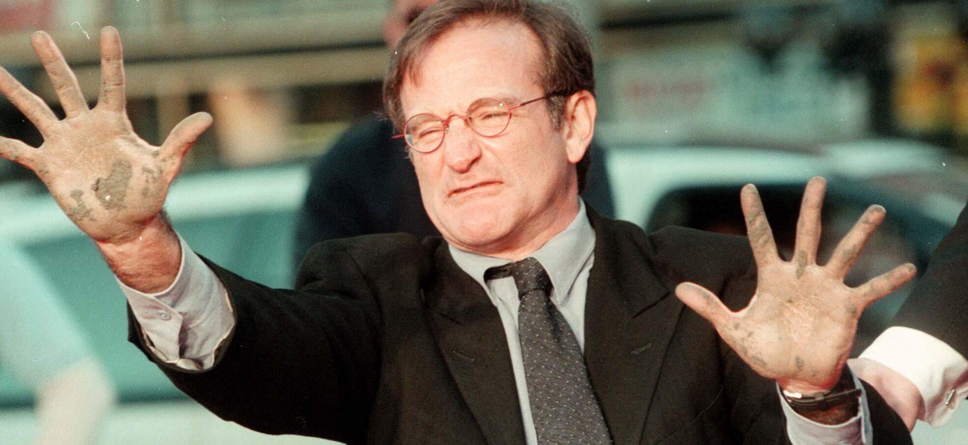 Robin Williams gets his handprints and footprints at the Chinese Theater