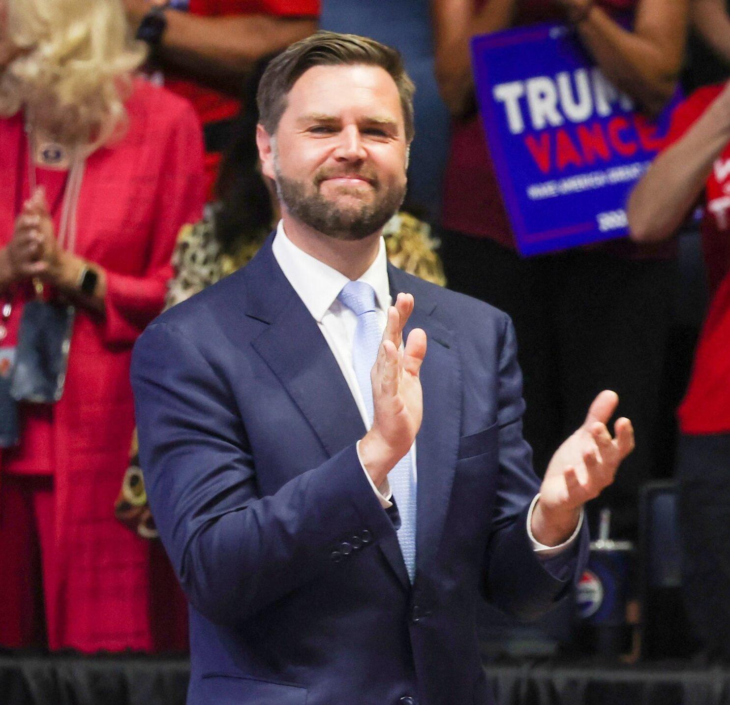 JD Vance no comício da campanha de Donald Trump em Grand Rapids, Michigan