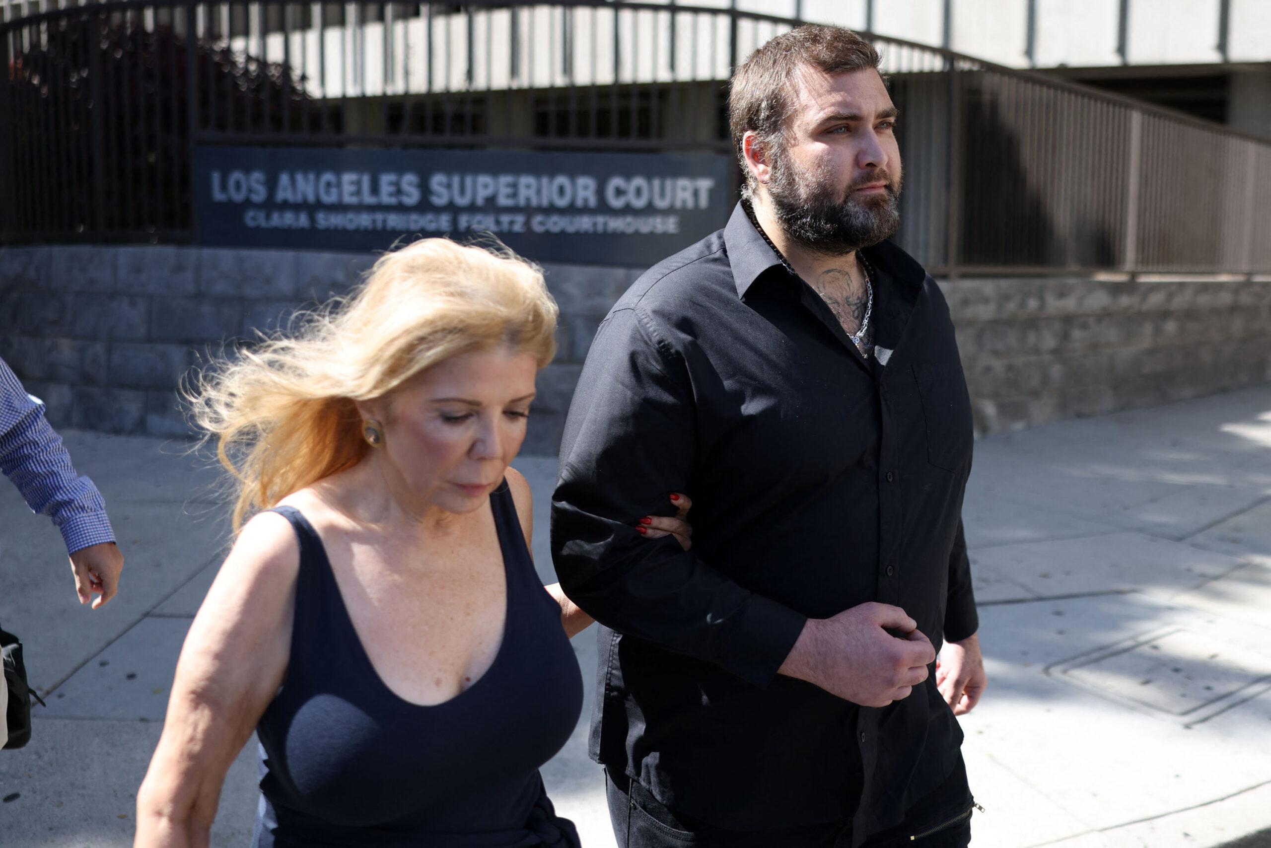 Weston Cage sai de um tribunal no centro de Los Angeles com uma mulher não identificada e seu advogado em 31 de julho de 2024.