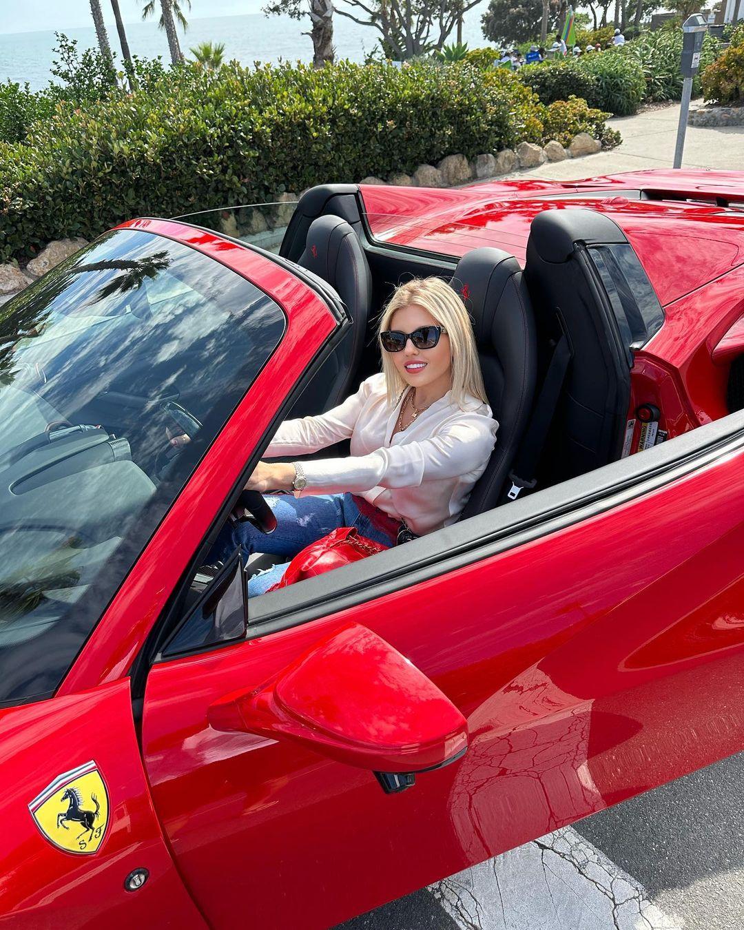 Uma foto de Lesley Beador dirigindo um carro vermelho