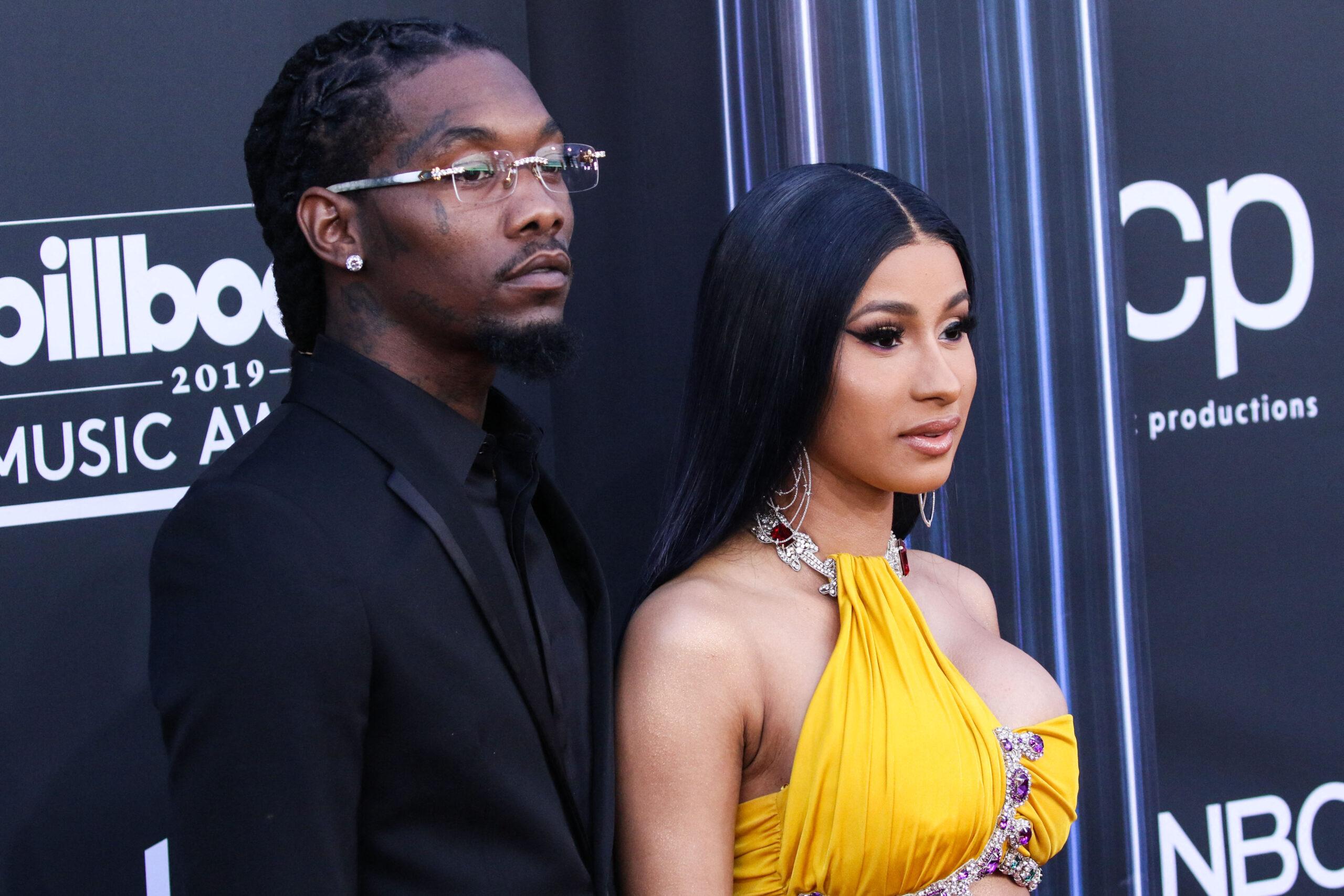 Cardi B e Offset posam no tapete vermelho