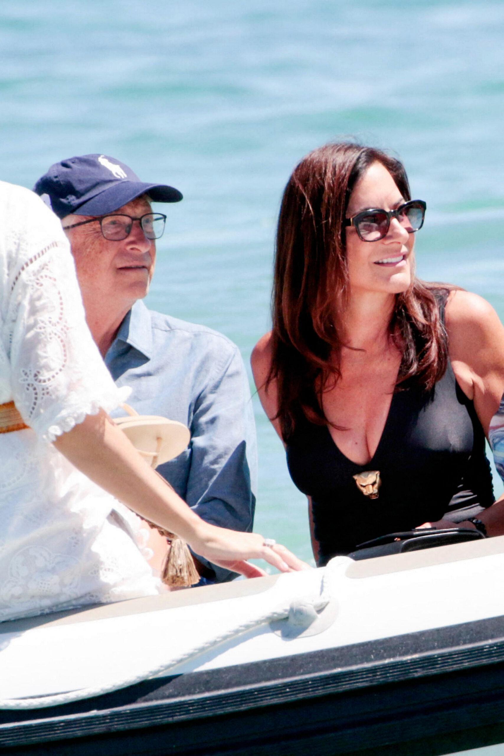 Bill Gates e Paula Hurd são vistos chegando ao Club 55 em Saint Tropez