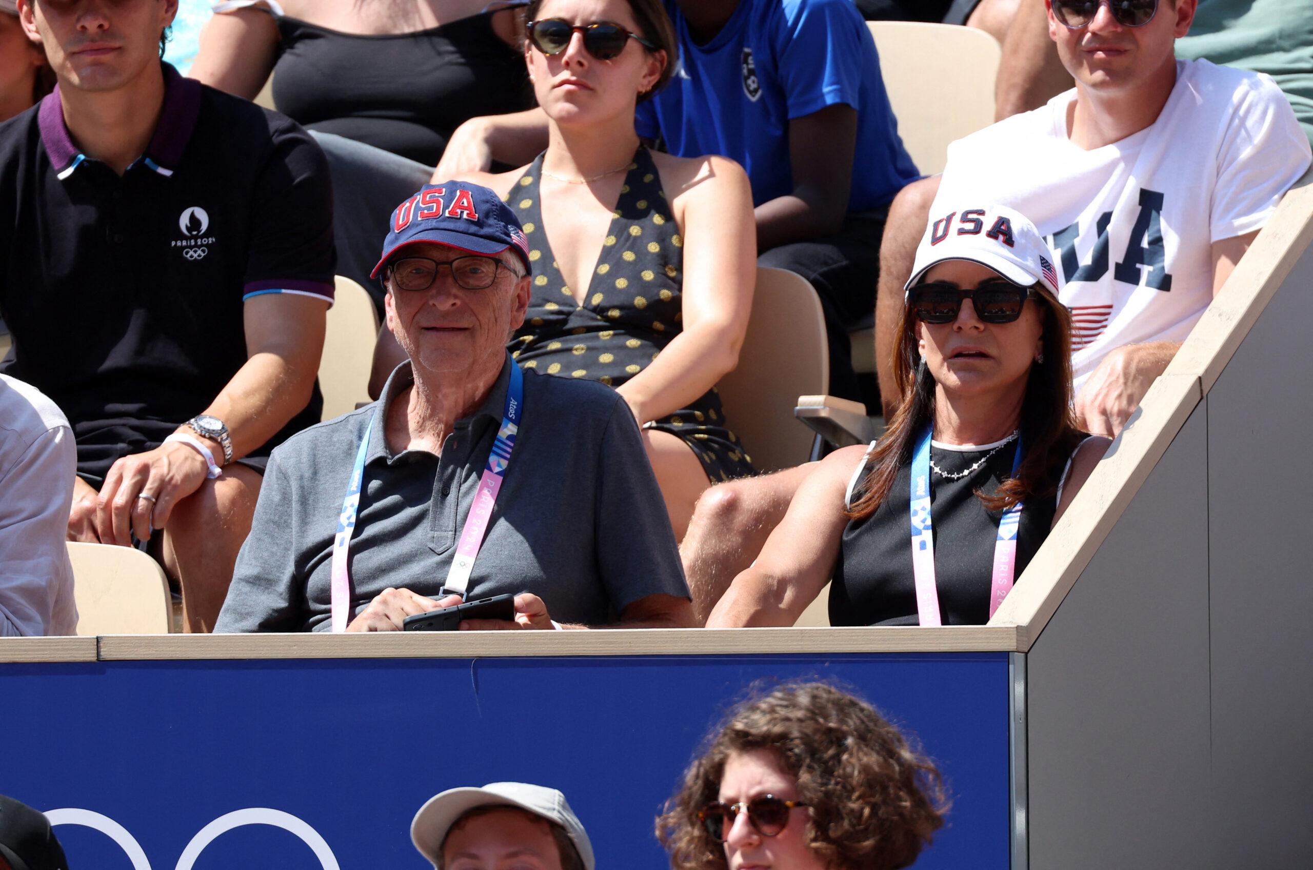 Bill Gates e Paula Hurd vistos na 2ª turnê de tênis individual masculino dos Jogos Olímpicos de Paris 2024, Novak Djokovic x Rafael Nadal em 29 de julho de 2024.