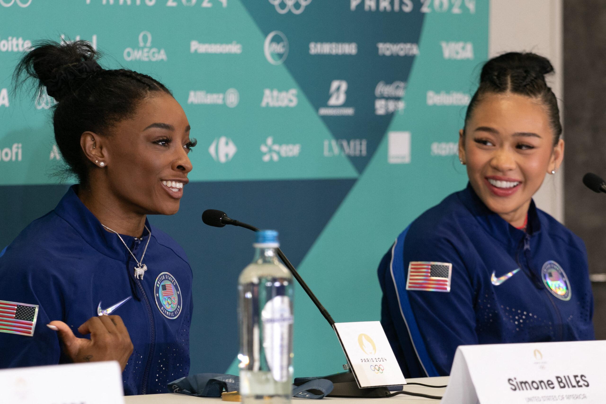 Simone Biles e Suni Lee falam com repórteres nas Olimpíadas de Paris em 2024