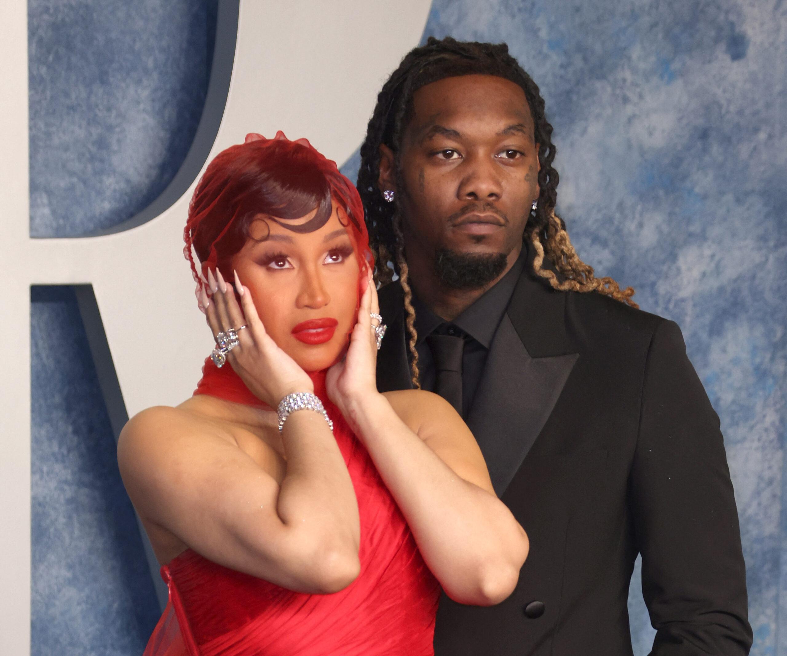 Pose Cardi B dan Offset bersama di Pesta Oscar Vanity Fair 2023