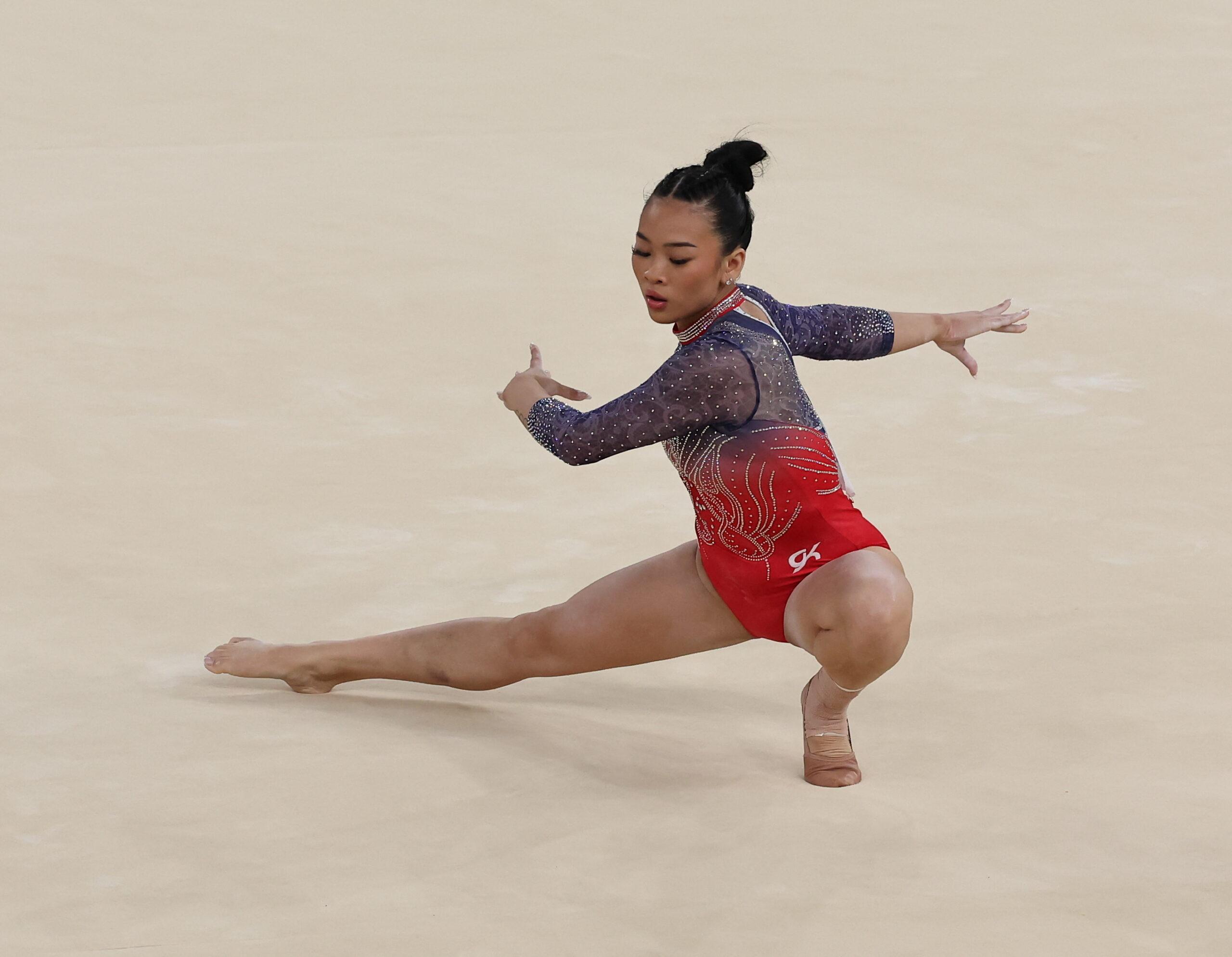 Suni Lee di lantai saat final: senam ritmik - Paris 2024 - turnamen serba bisa wanita