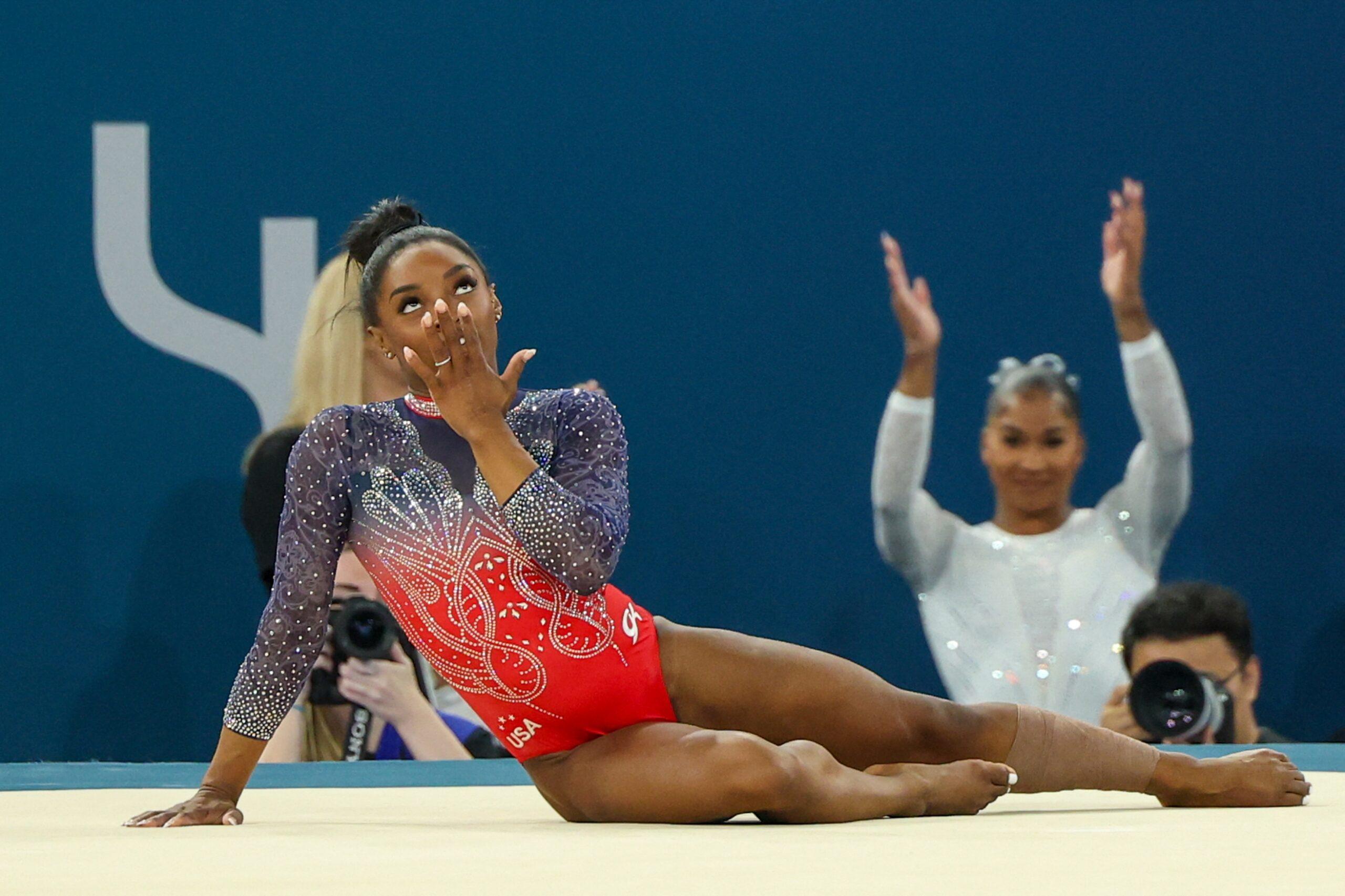 Simone Biles durante sua rotina de solo nas Olimpíadas de 2024