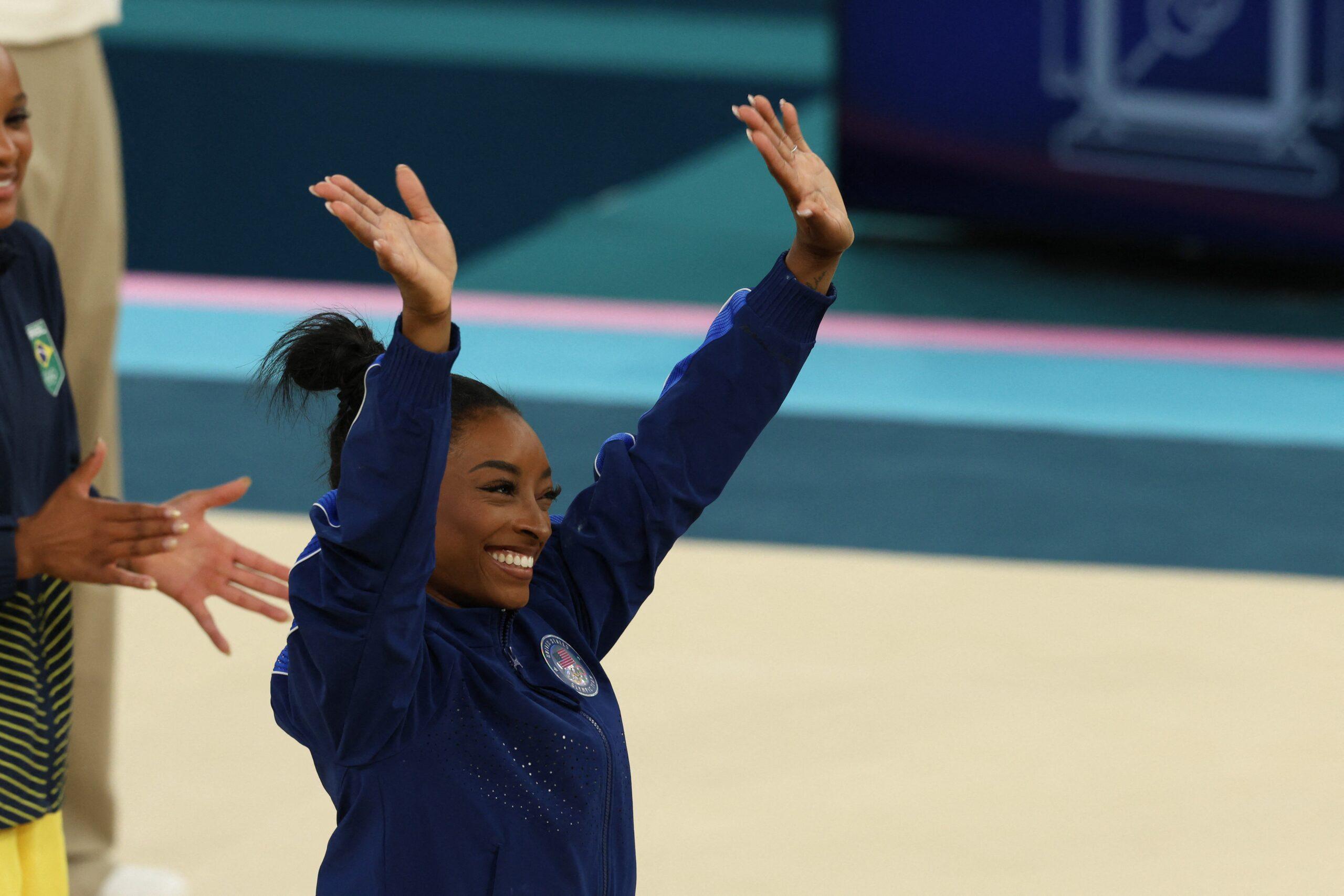 Simone Biles acenando para a multidão nas Olimpíadas de Paris em 2024