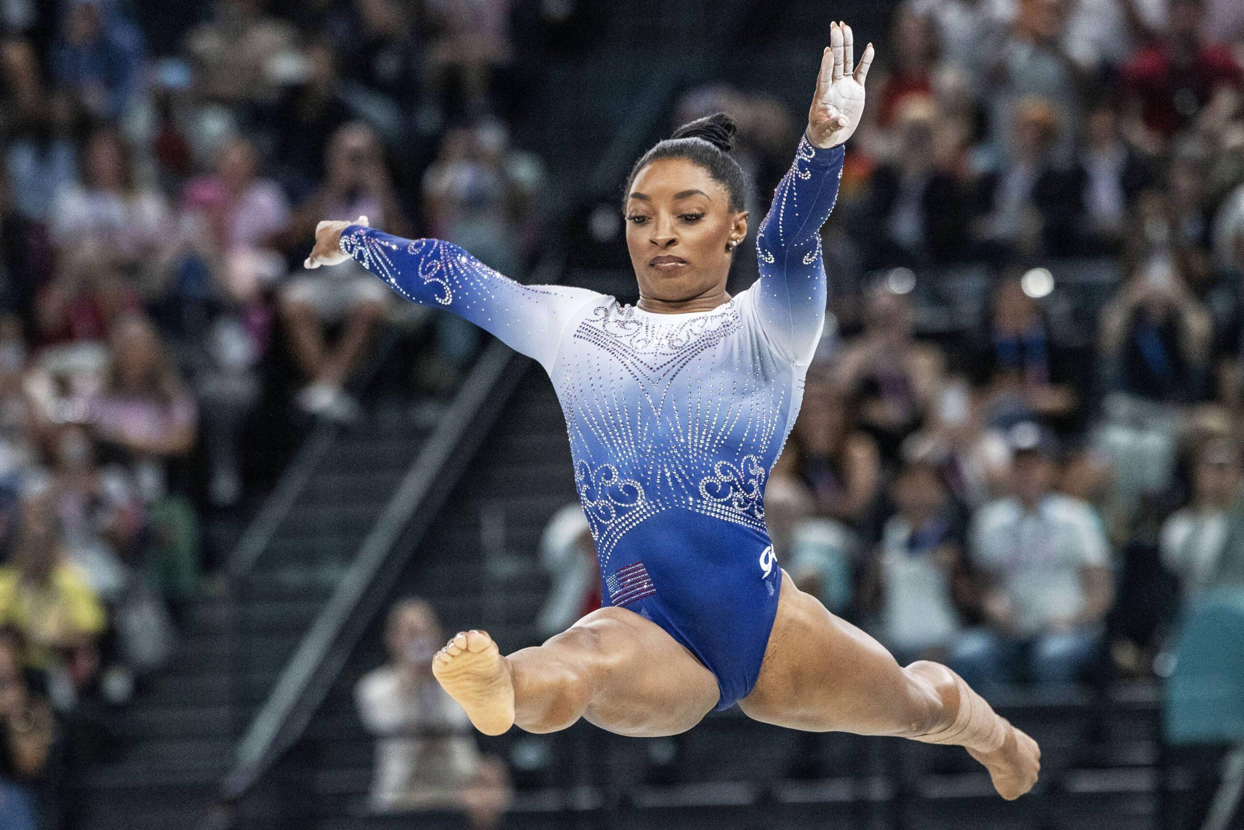 Simone Biles durante sua rotina de trave nas Olimpíadas de 2024