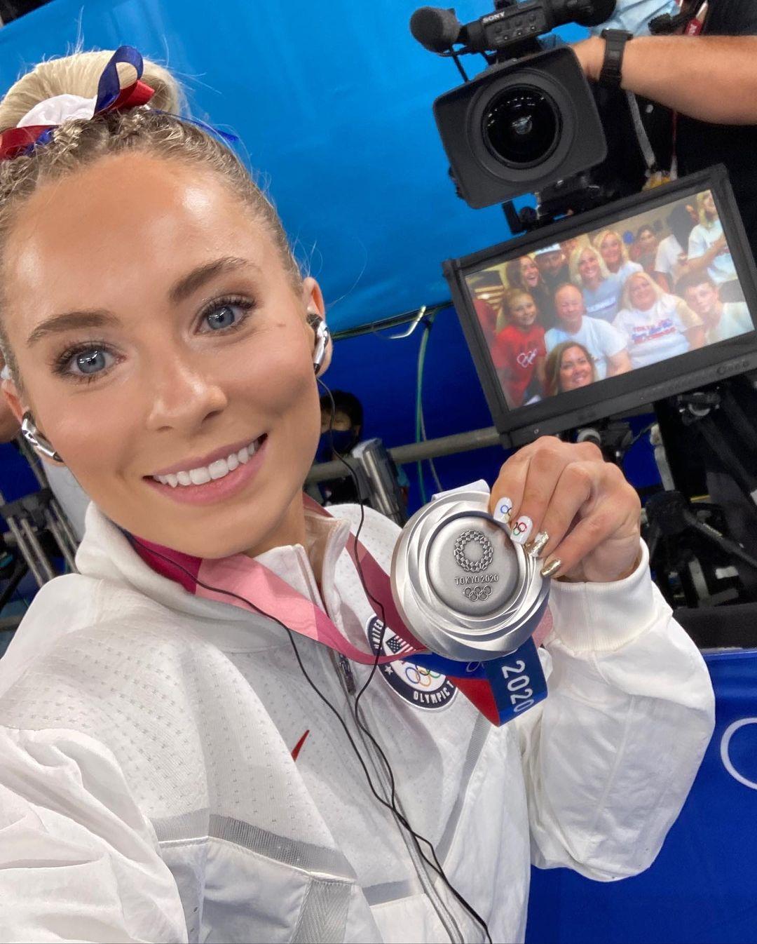 MyKayla Skinner segurando uma medalha olímpica