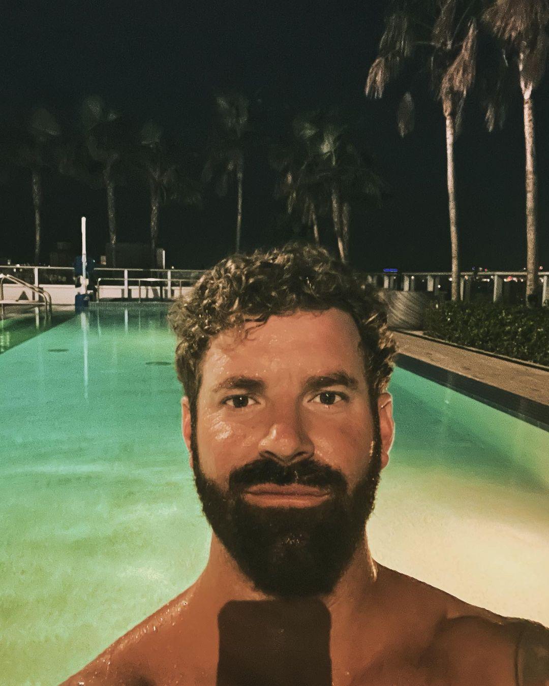 James McCoy Taylor tira uma selfie à beira da piscina