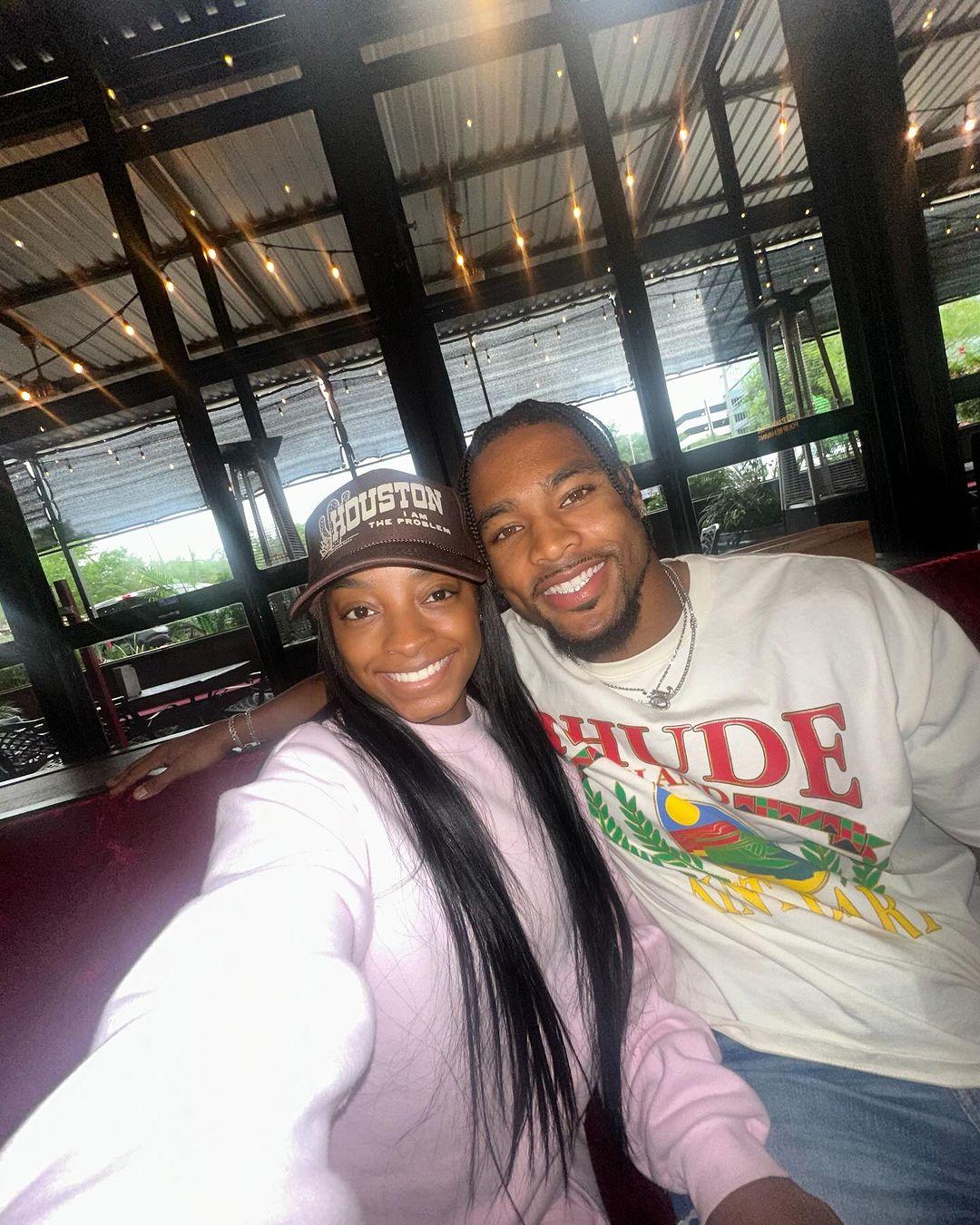 Jonathan Owens e Simone Biles tiram uma selfie