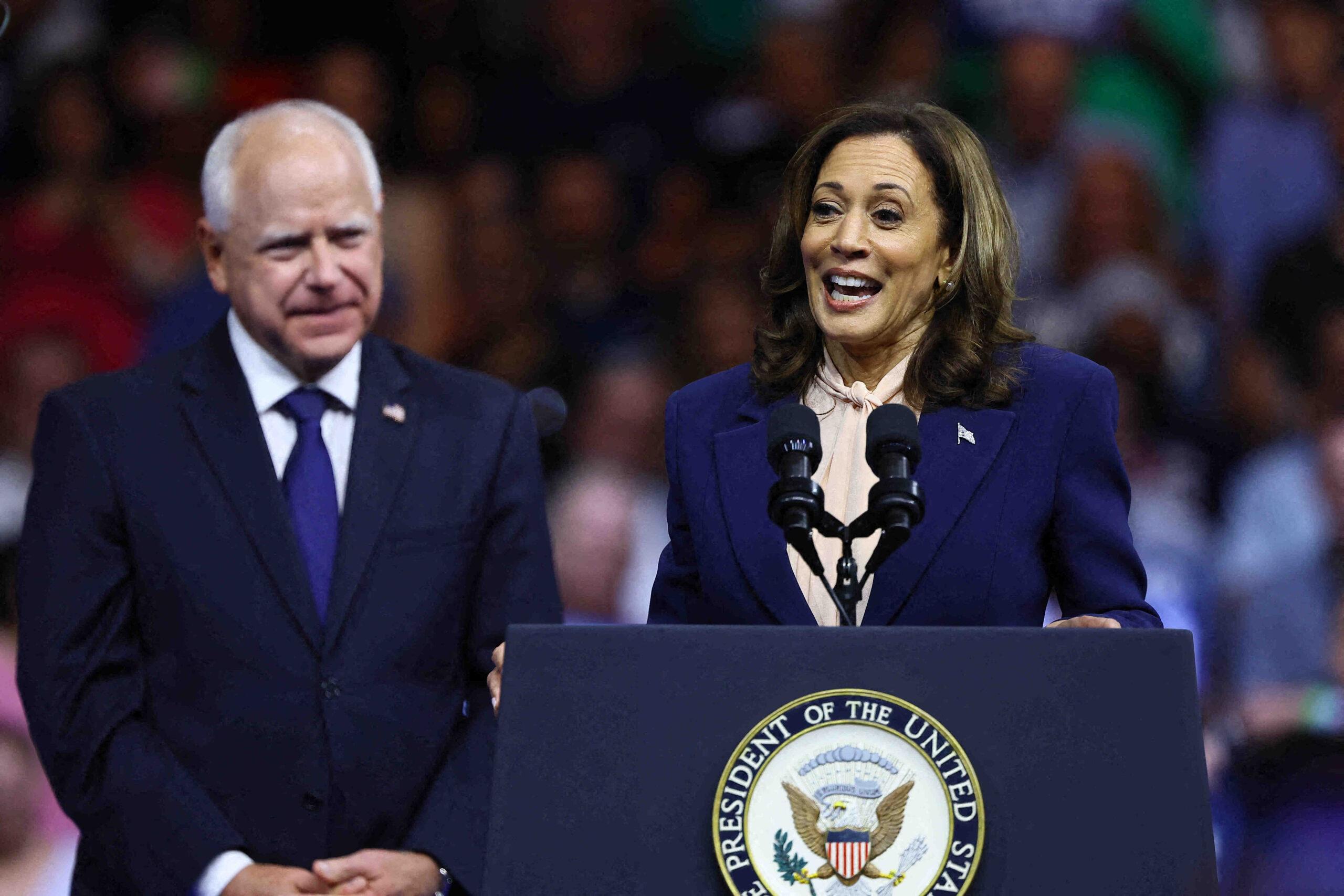 Kamala Harris memperkenalkan Gubernur Tim Walz (Demokrat dari Minnesota)