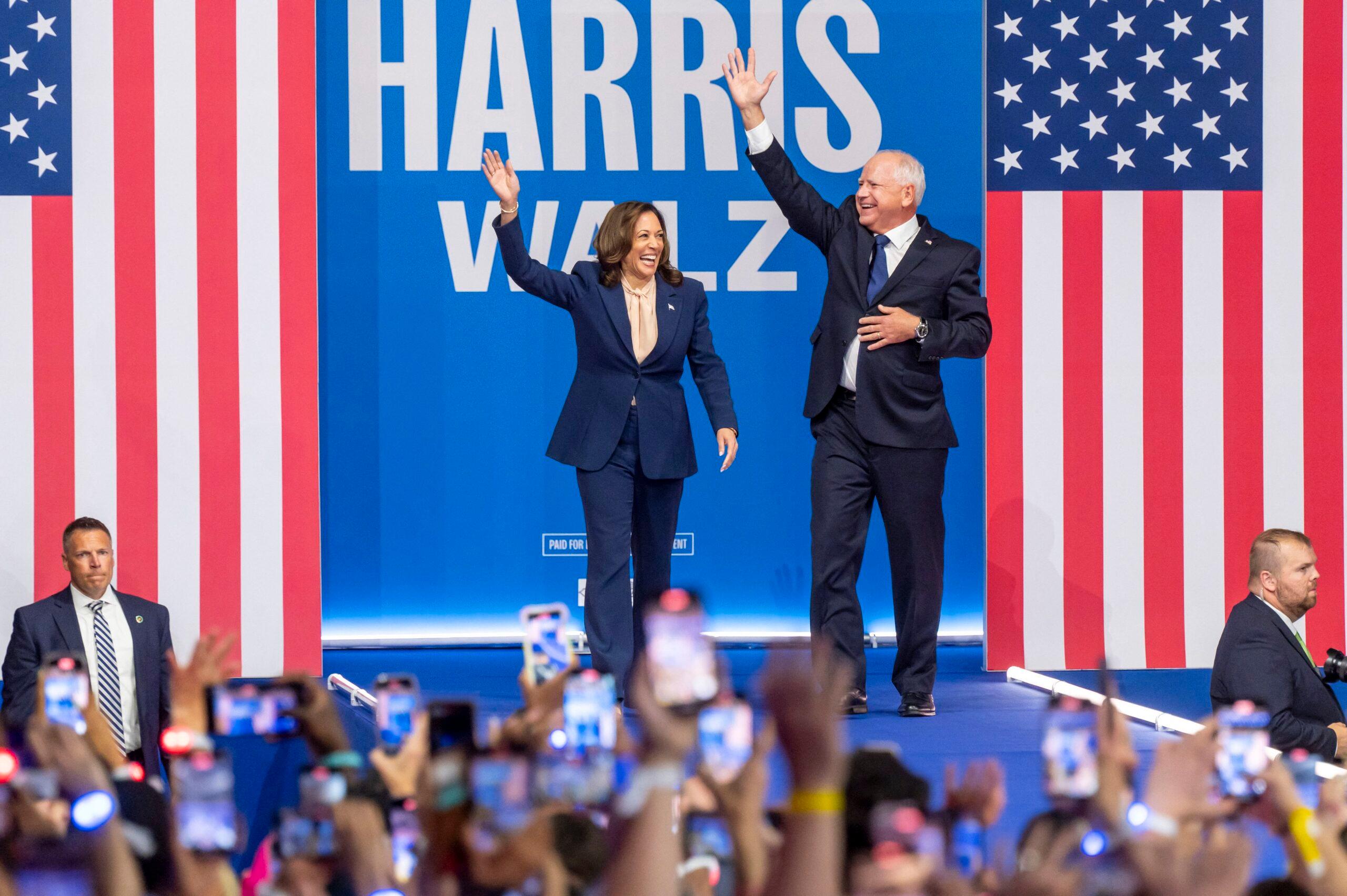 Tim Walz dan Kamala Harris di acara calon presiden dari Partai Demokrat