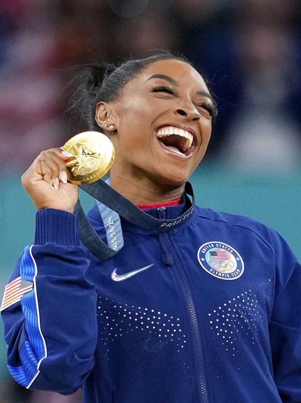 Simone Biles, dos Estados Unidos, posa após ganhar o ouro na final do salto individual da ginástica artística feminina nas Olimpíadas de Paris, em 3 de agosto de 2024