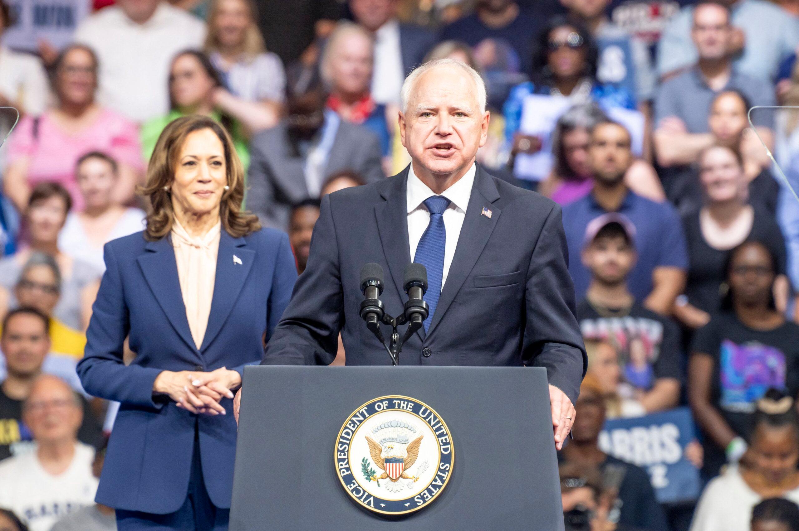 Tim Walz e Kamala Harris no evento do candidato presidencial democrata