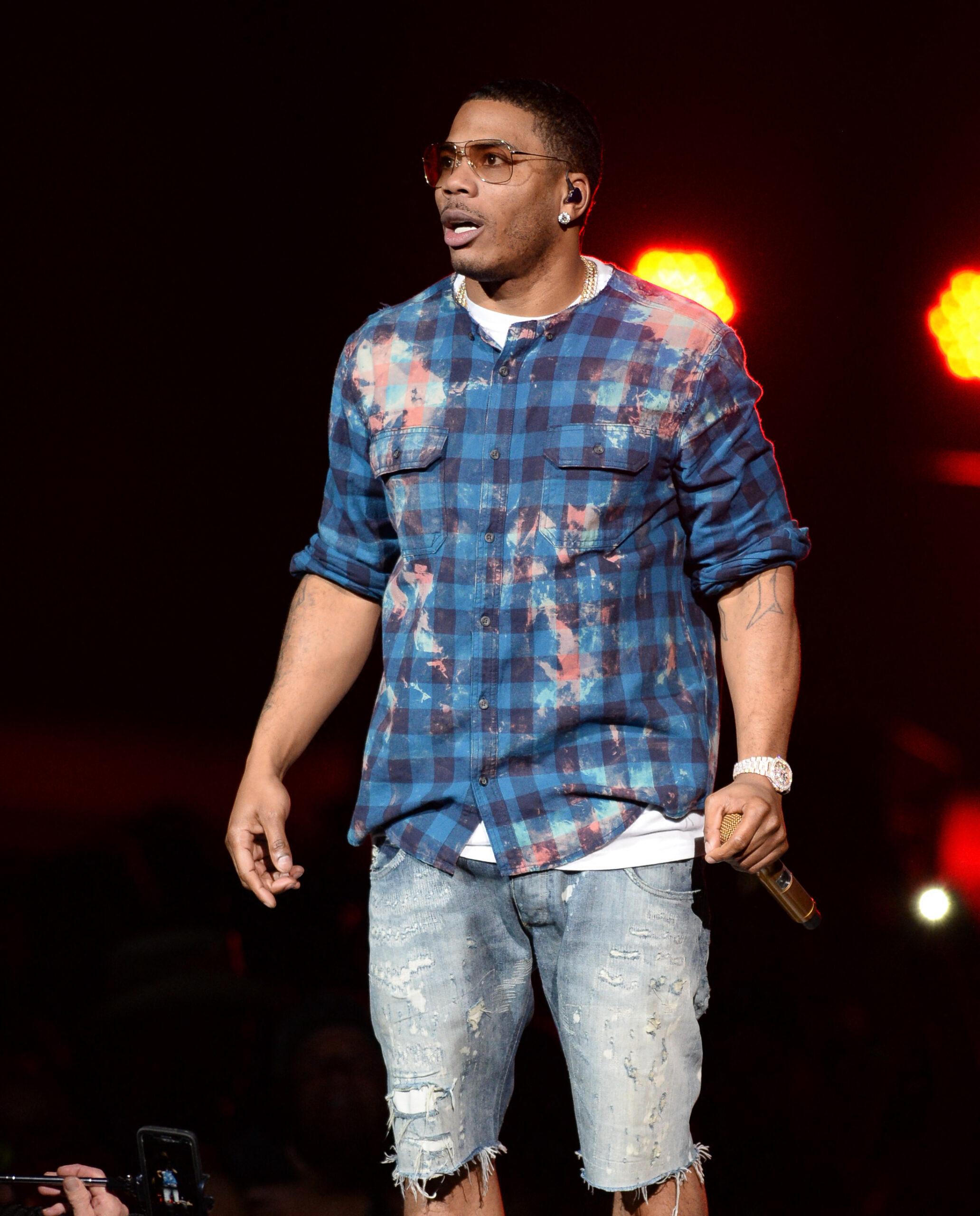 NELLY se apresenta em concerto no Whiteriver Amphitheatre em Auburn, WA.