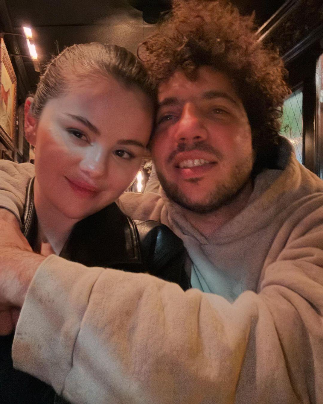 Selena Gomez e Benny Blanco tiram uma selfie