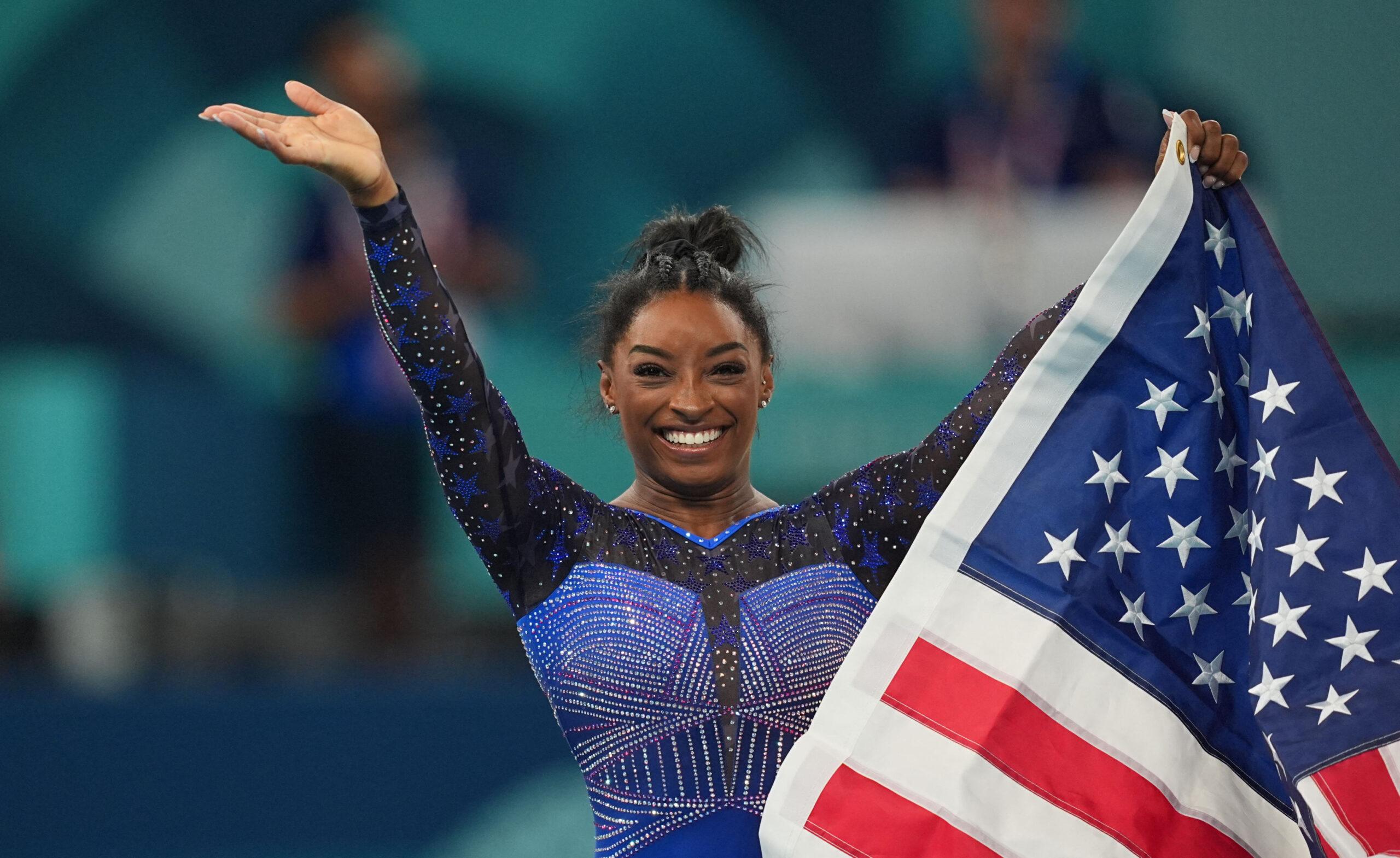 Simone Biles segura bandeira americana nas Olimpíadas de 2024