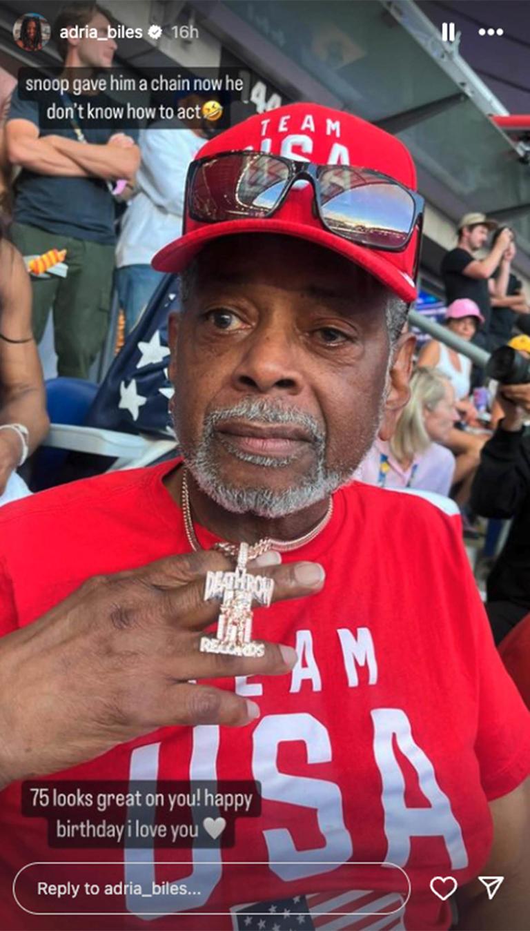 Simone Biles' dad wearing a chain gifted from Snoop Dogg