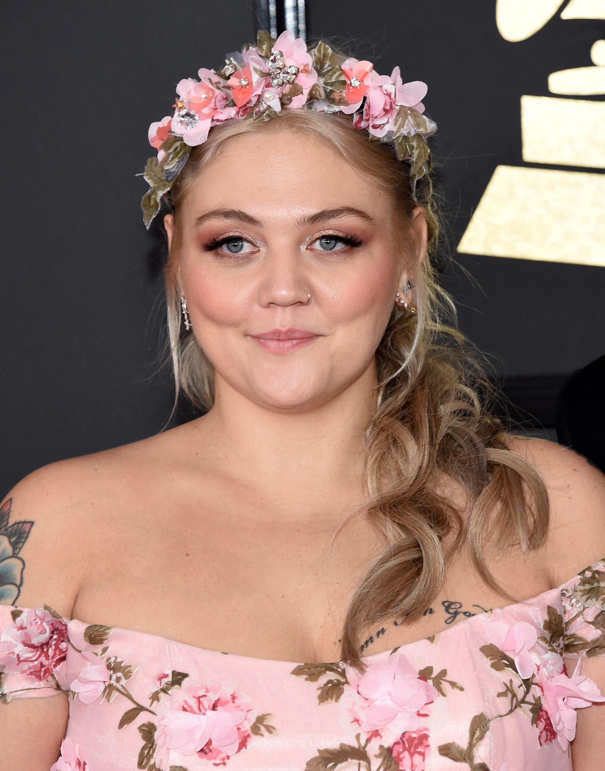 Elle King na czerwonym dywanie podczas 59. rozdania nagród Grammy