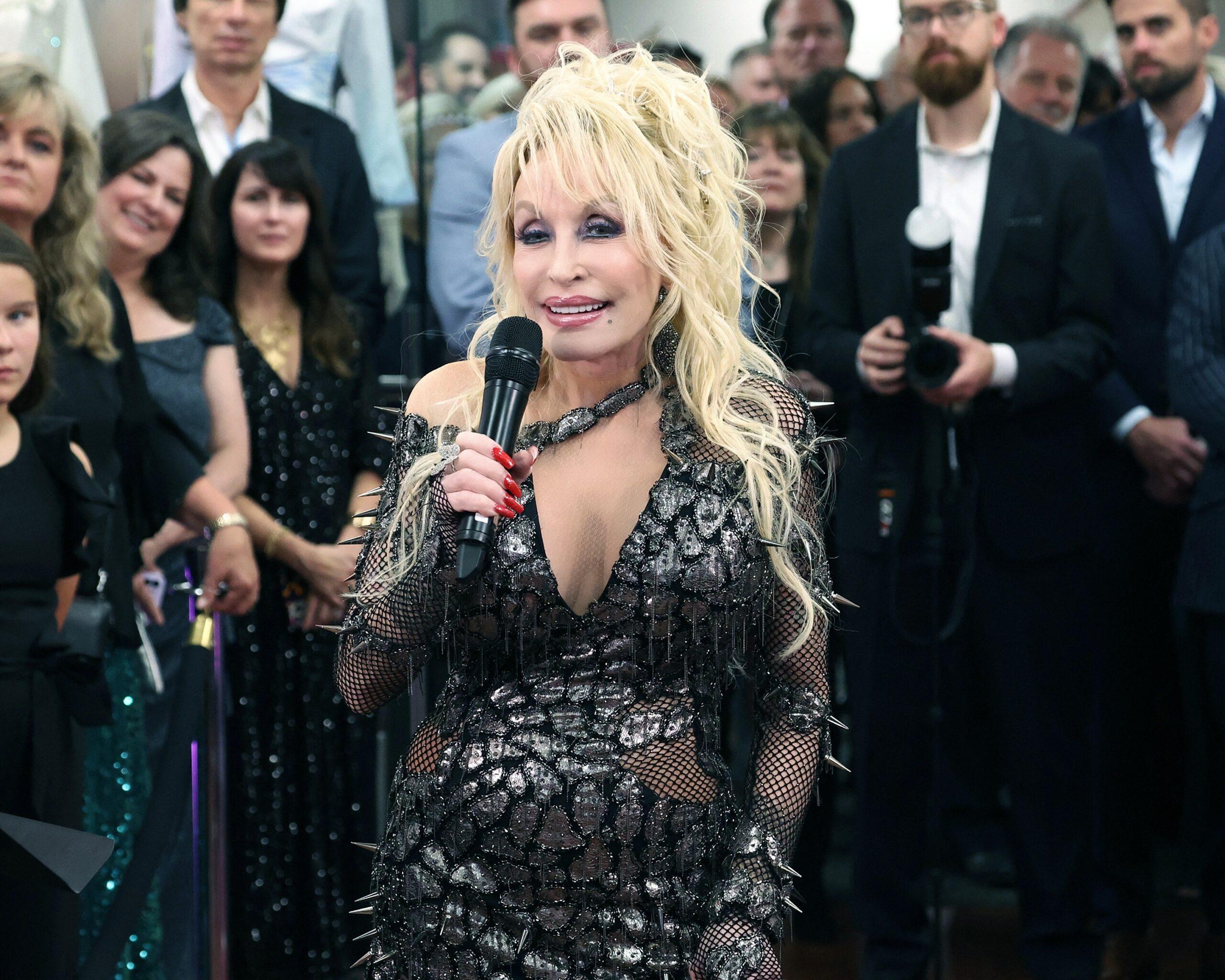 Dolly Parton pada upacara pemotongan pita untuk pameran galeri Dolly Parton and the Makers - Hidupku dalam Berlian Imitasi