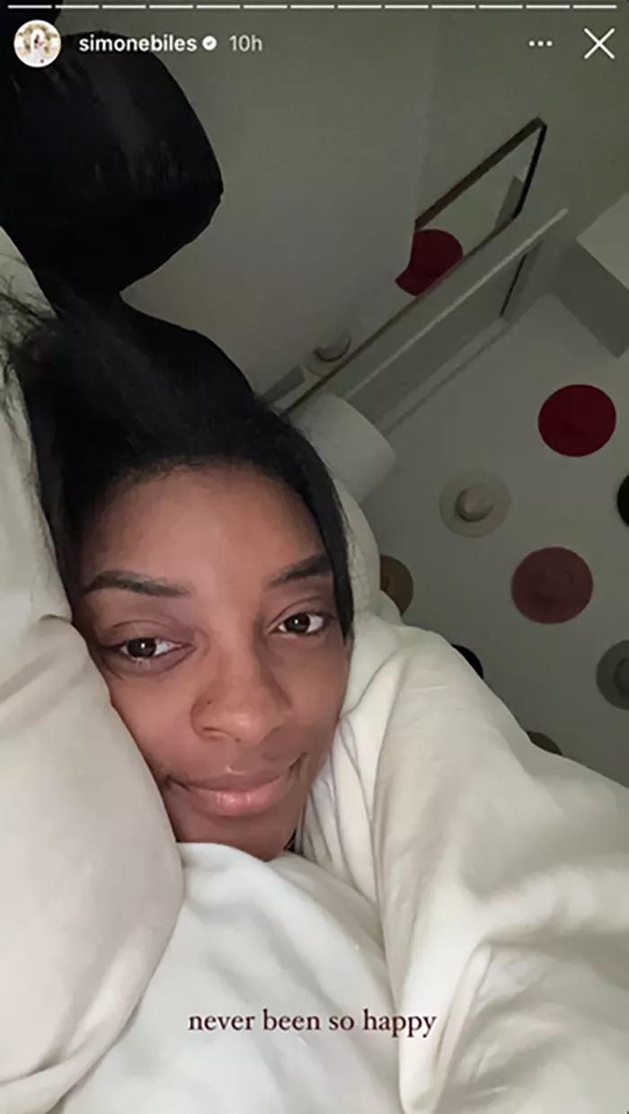 Simone Biles tira uma selfie da cama