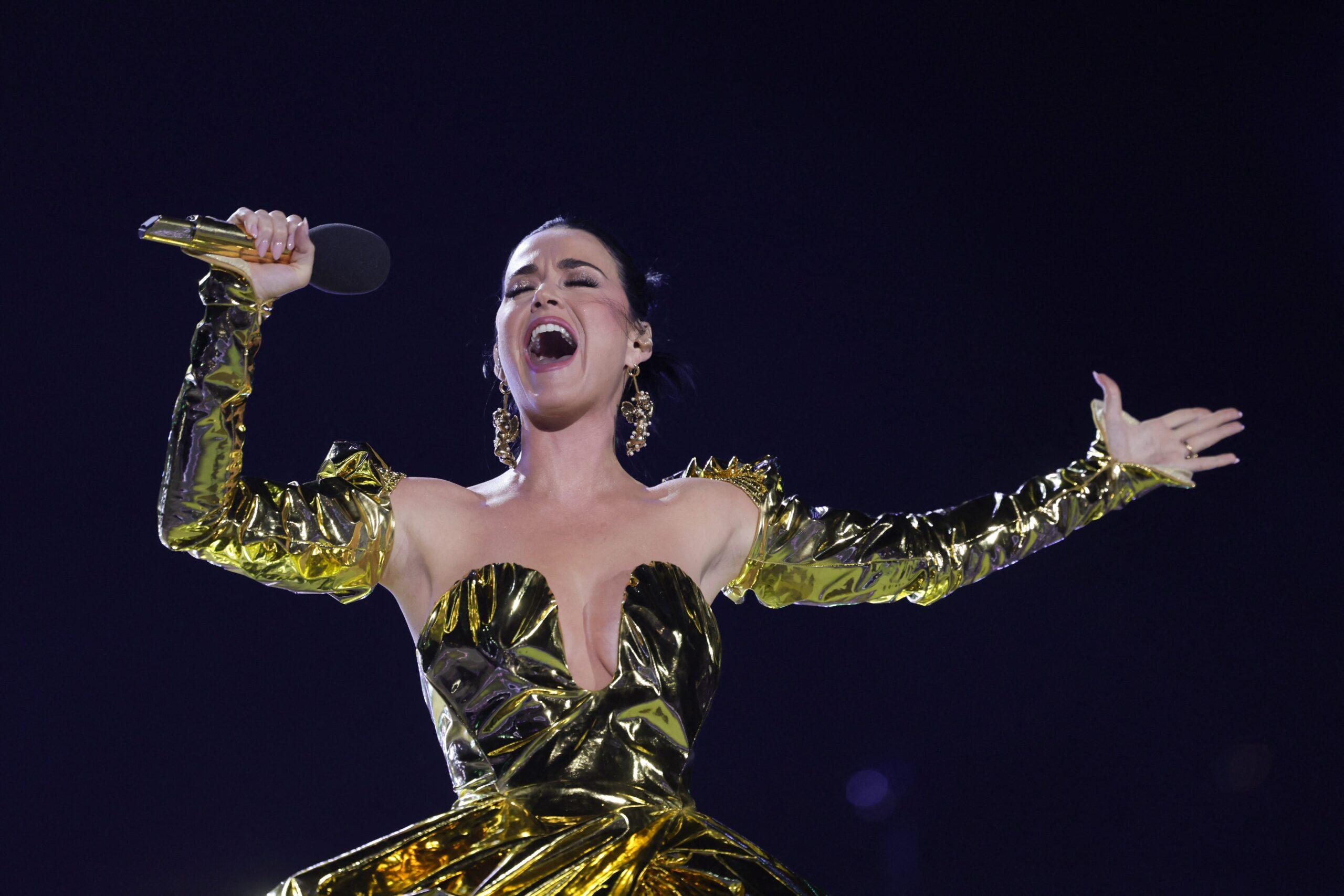 Katy Perry no concerto da coroação do Rei no Castelo de Windsor