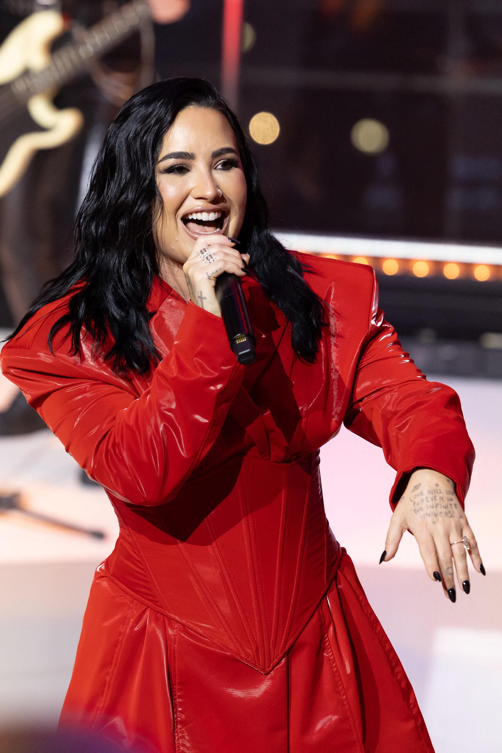 Demi Lovato se apresenta no concerto da coleção Red Dress da AHA 2024