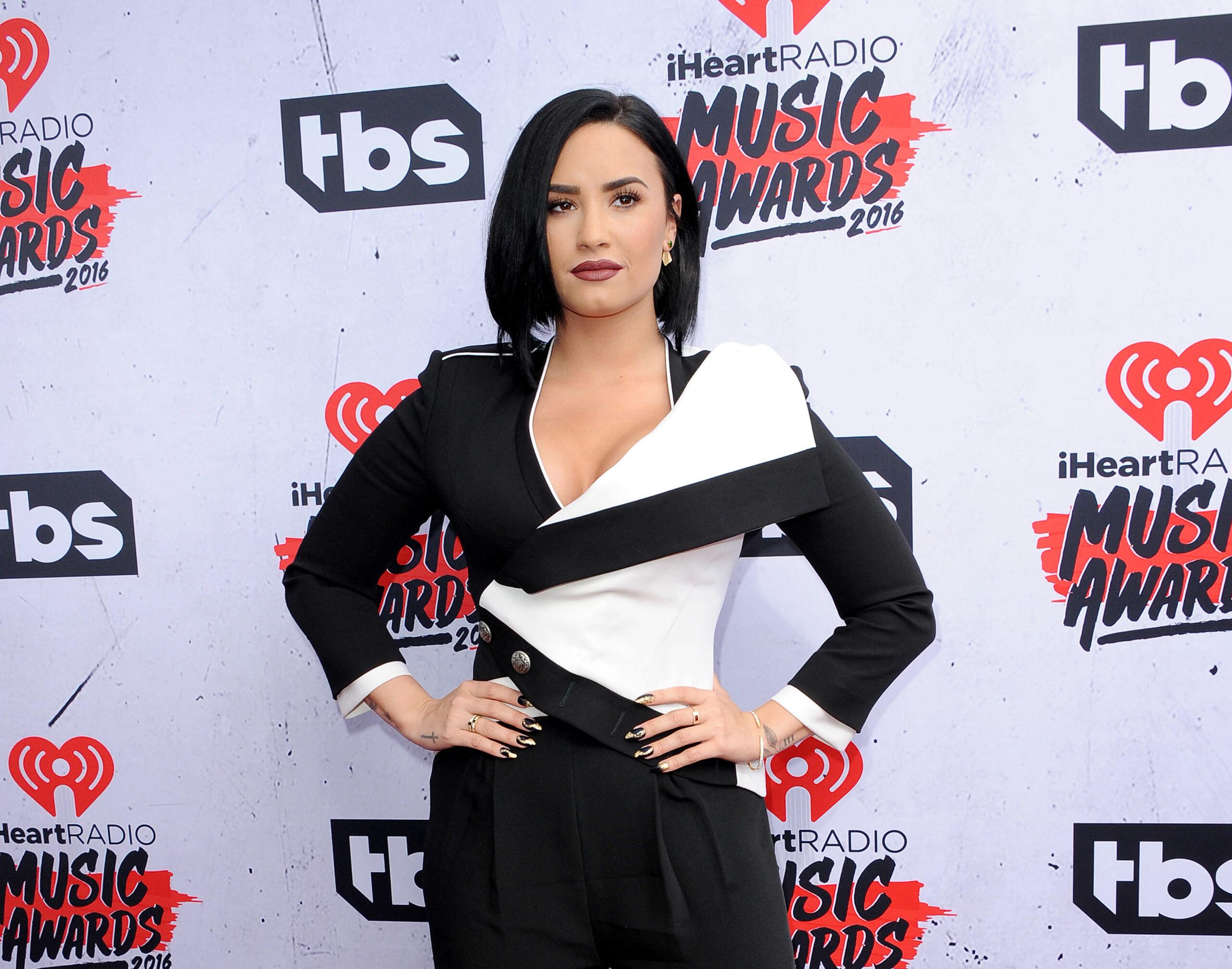 Demi Lovato no iHeartRadio Music Awards de 2016