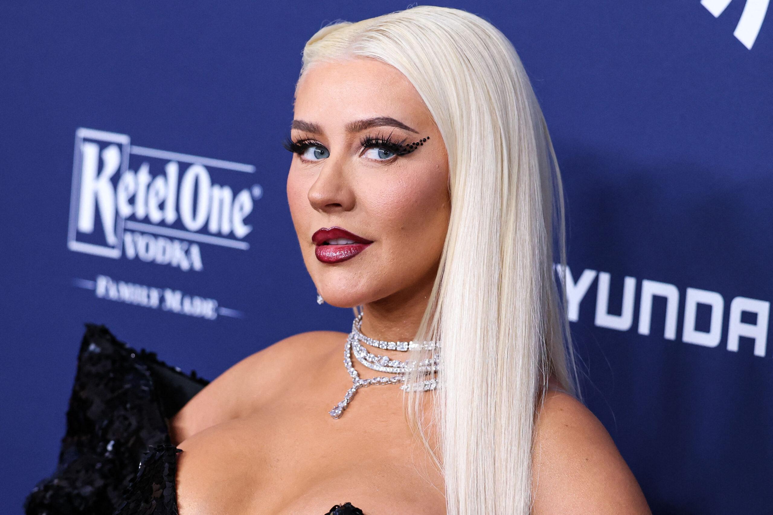 Christina Aguilera vestindo Luis De Javier chega ao 34º Prêmio Anual GLAAD Media em Los Angeles