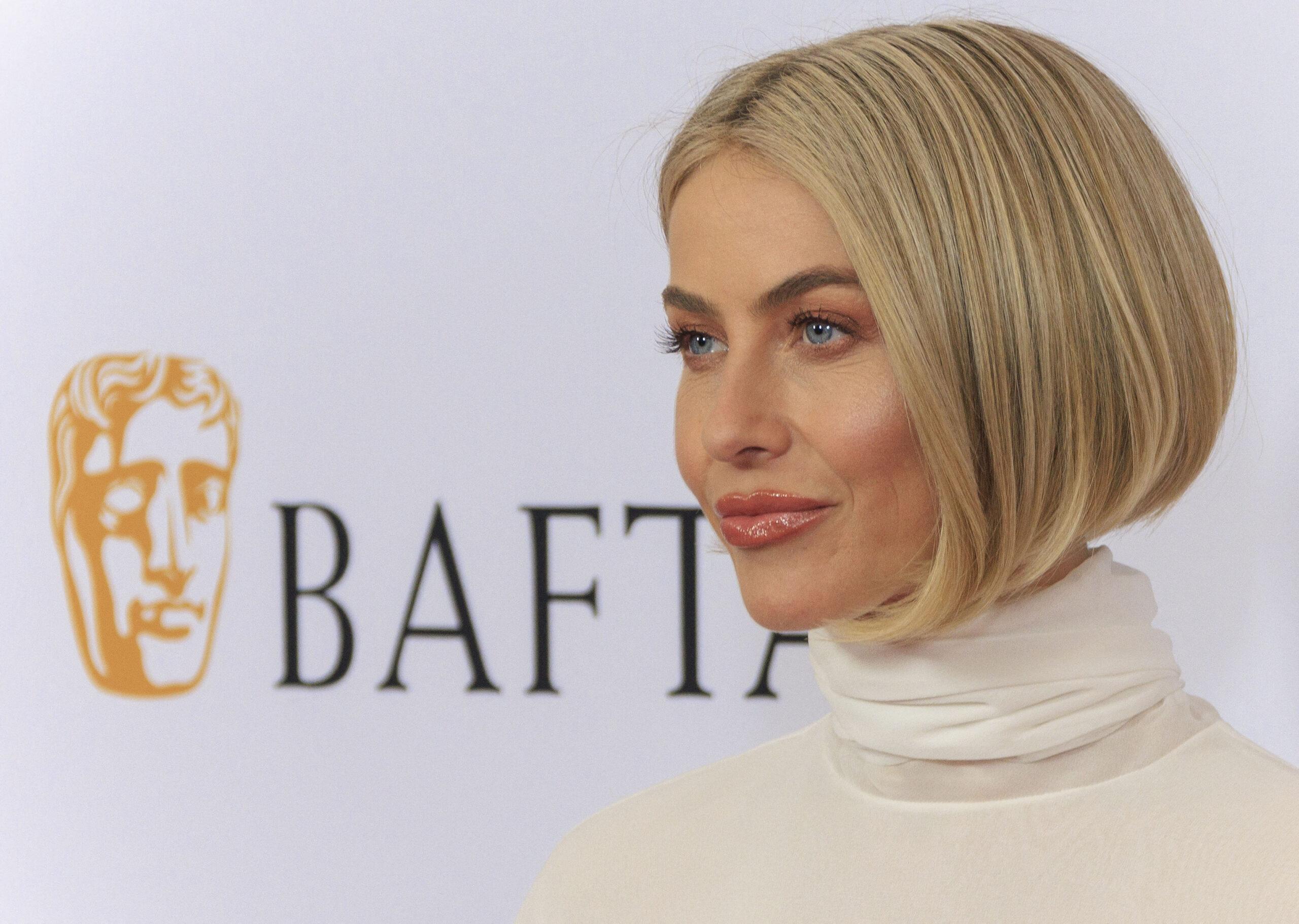 Julianne Hough na festa do chá do BAFTA 2024 